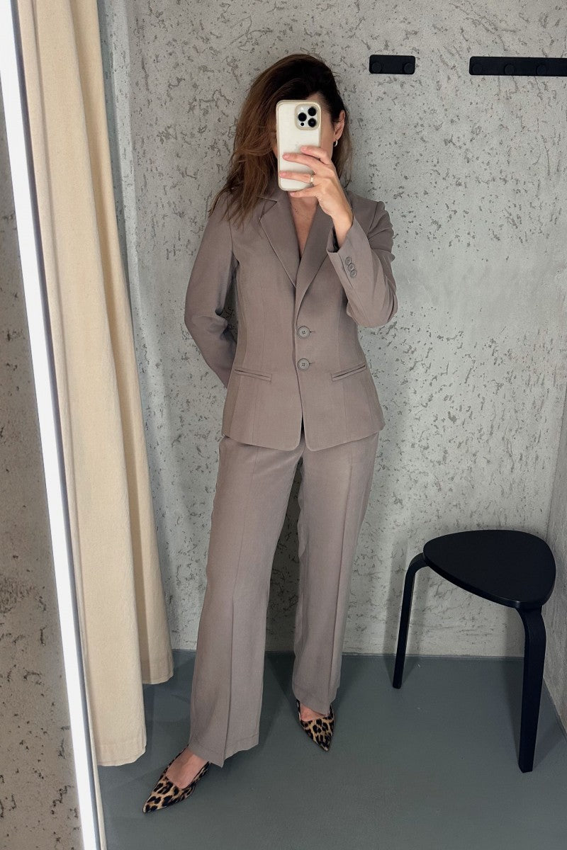 Taliowana marynarka na dwa guziki taupe