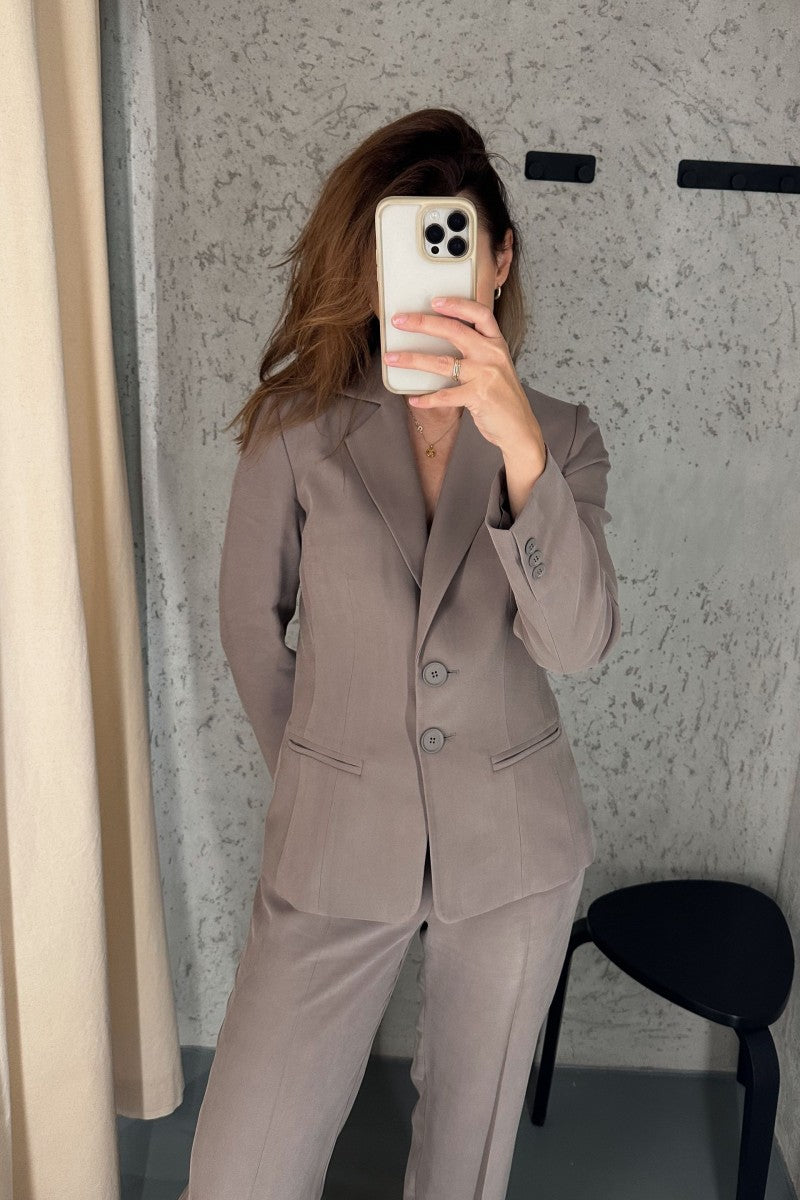 Taliowana marynarka na dwa guziki taupe