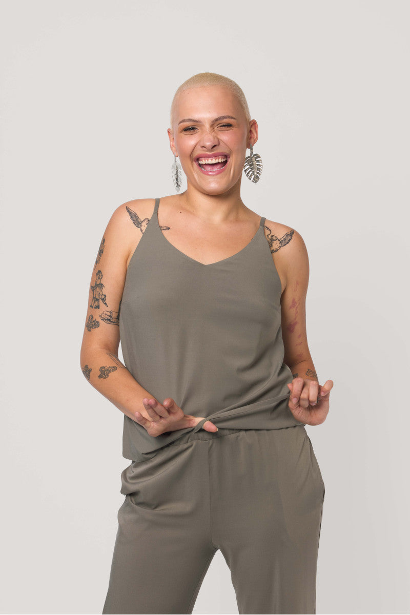 Top na ramiączkach z wiskozy oliwkowy