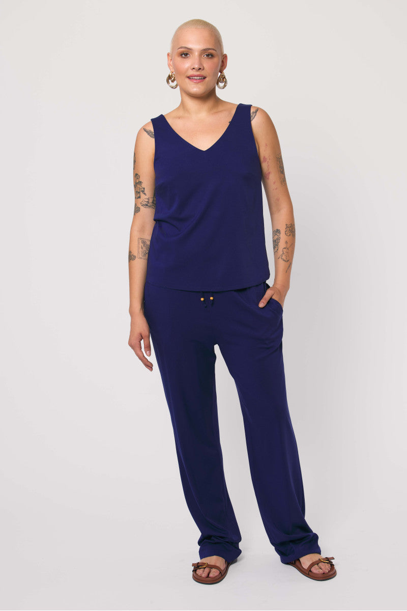 Top na szerokich ramiączkach z wiskozy granatowy
