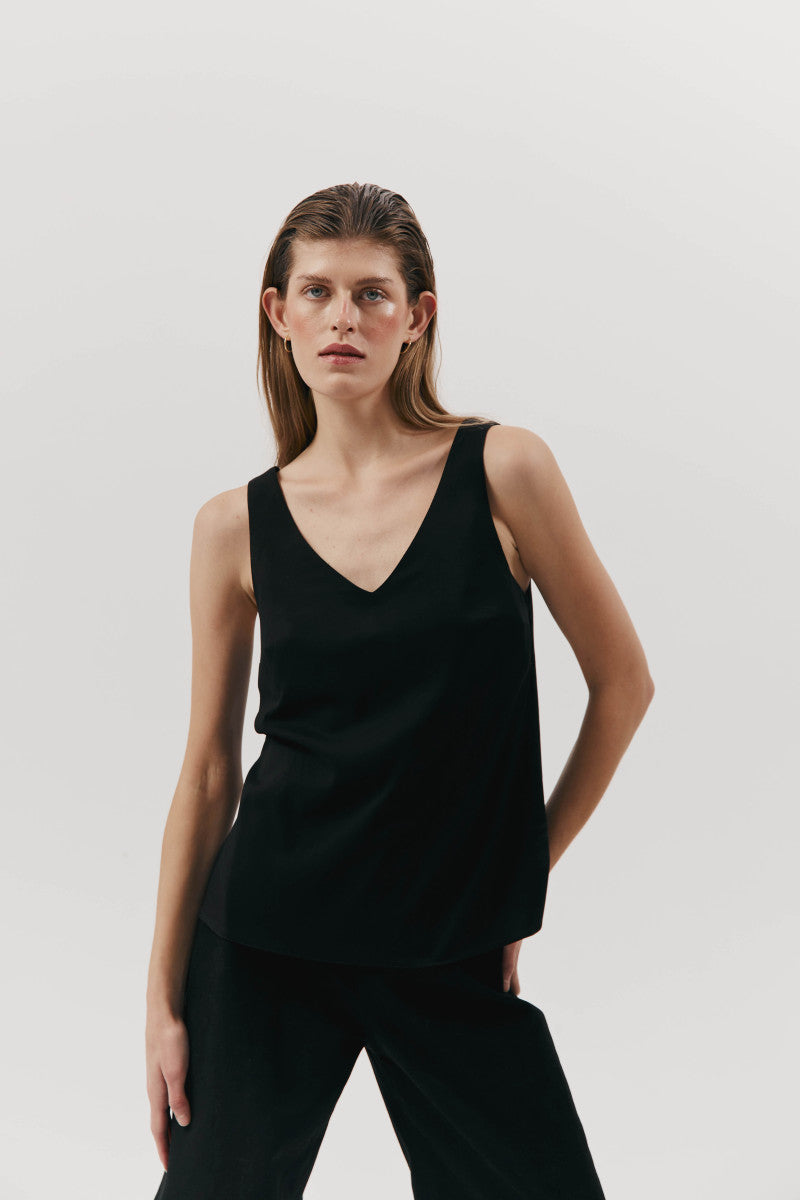 Top na szerokich ramiączkach z wiskozy czarny