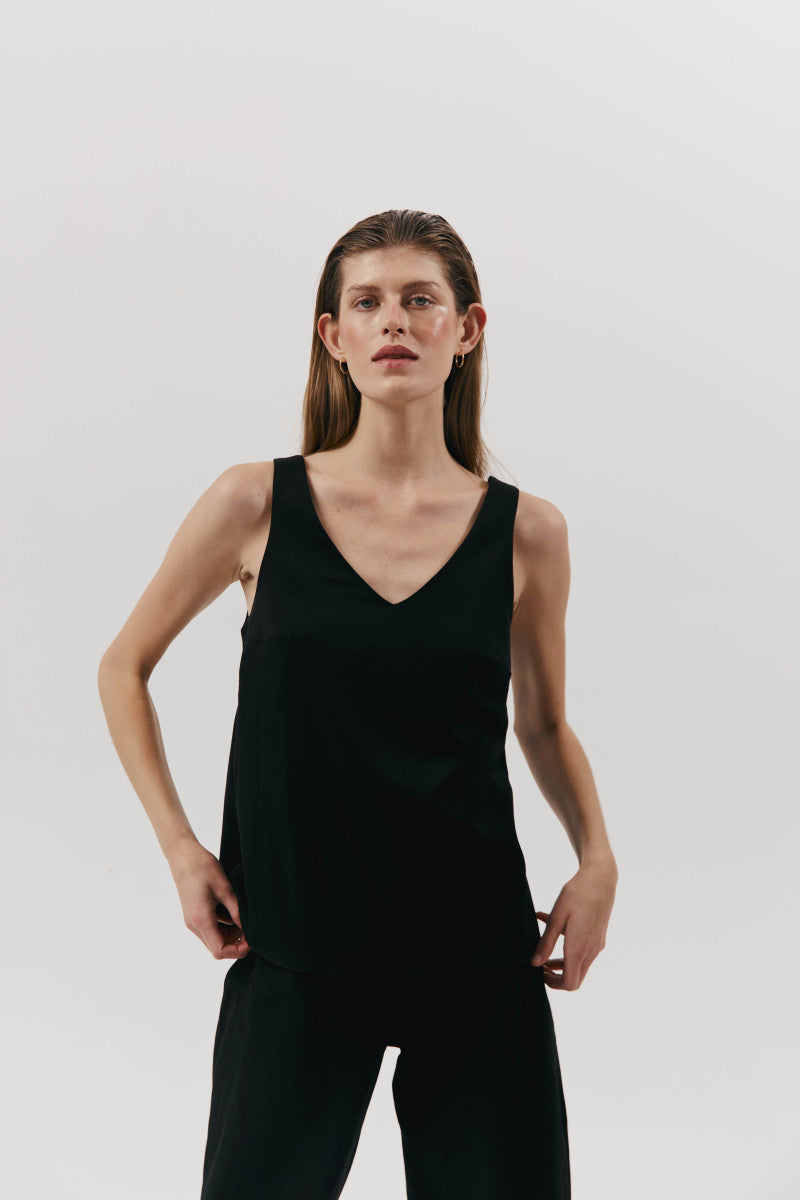 Top na szerokich ramiączkach z wiskozy czarny