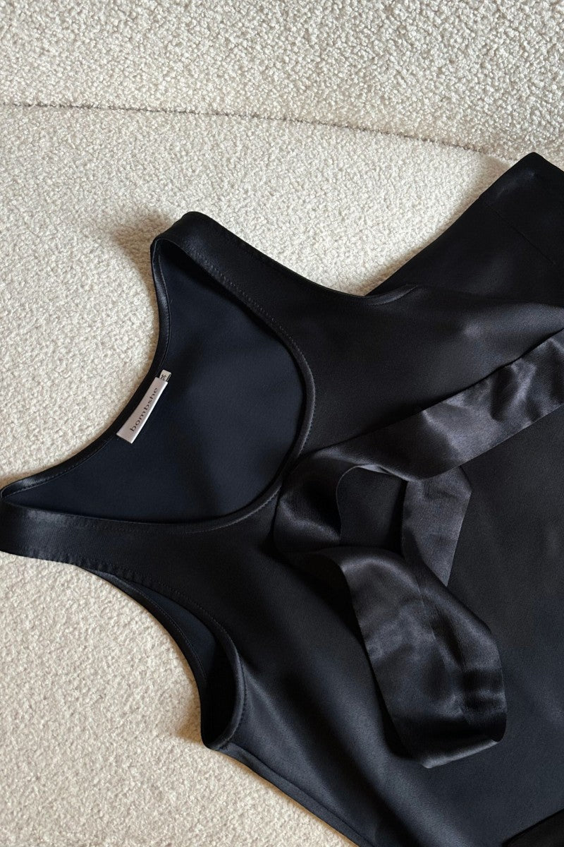 Loose-fitting top with a black sash