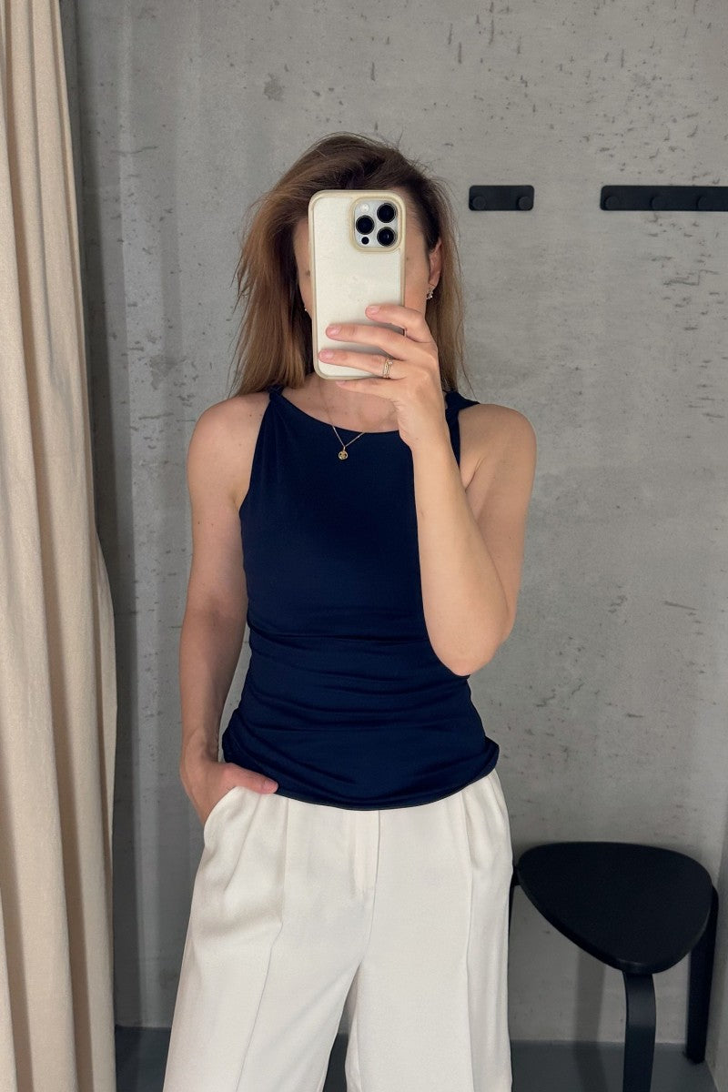 Top z zawinięciem na ramieniu granatowy