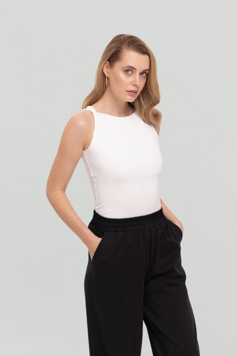 Top z zawinięciem na ramieniu śmietankowa