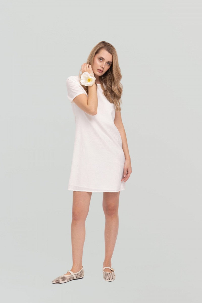 Trapezowa sukienka z kreszowanej wiskozy biała