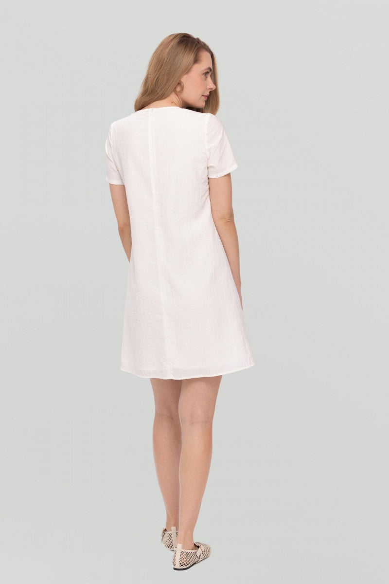 Trapezowa sukienka z kreszowanej wiskozy biała