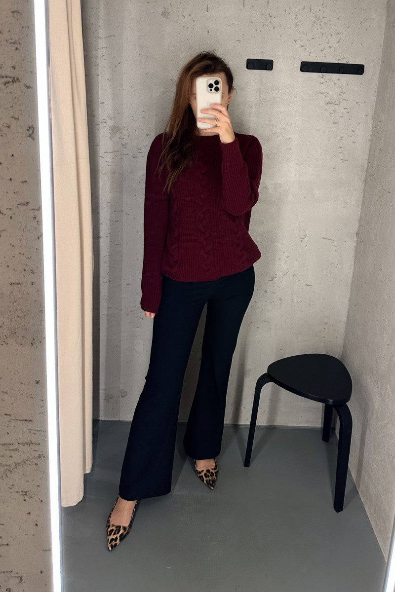 Wełniany sweter z warkoczami bordowy