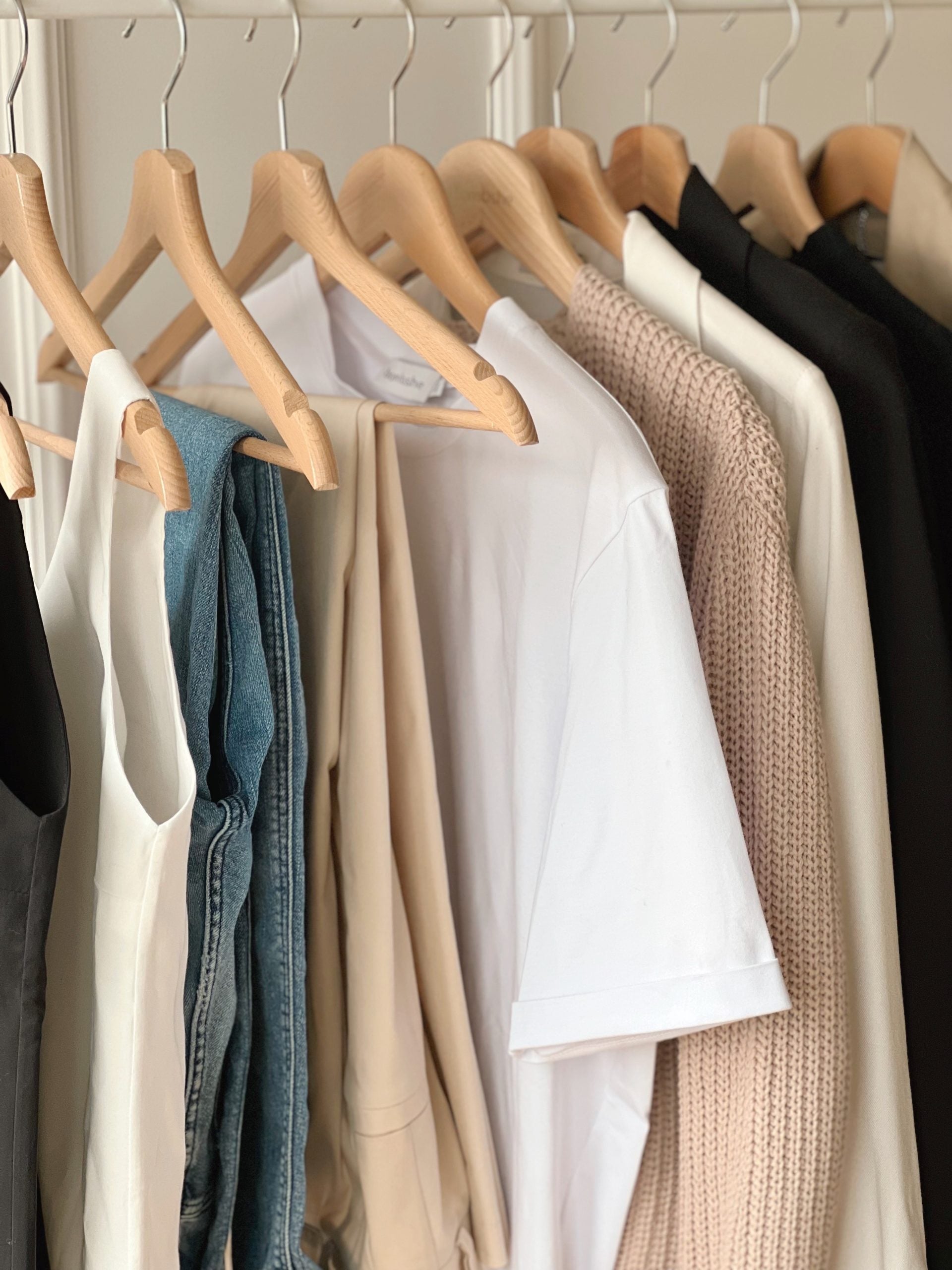 Szafa kapsułowa jesień-zima 2022 – jakie stylizacje sprawdzą się najlepiej o tej porze roku?