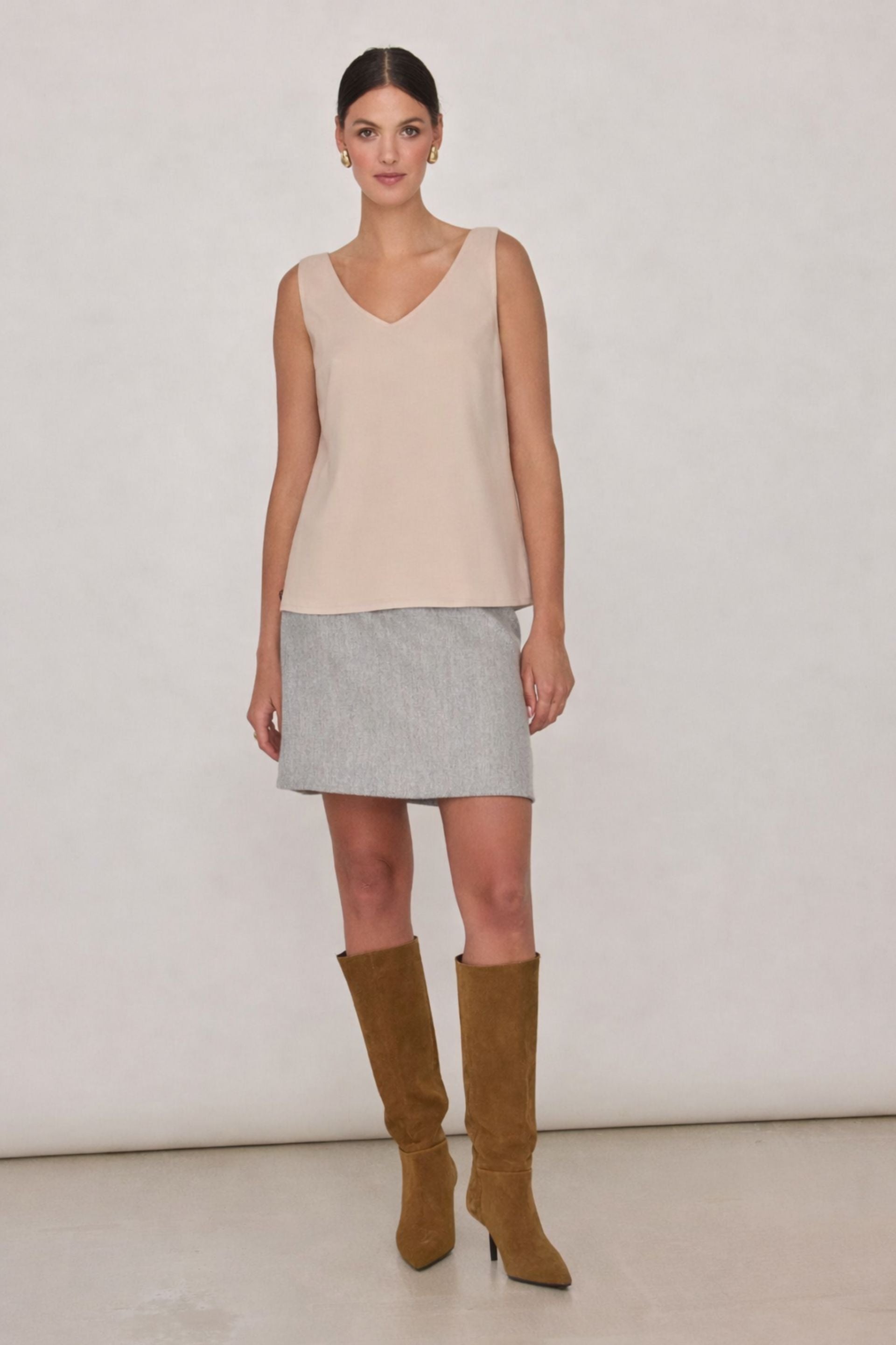 Top na szerokich ramiączkach z wiskozy jasny beż