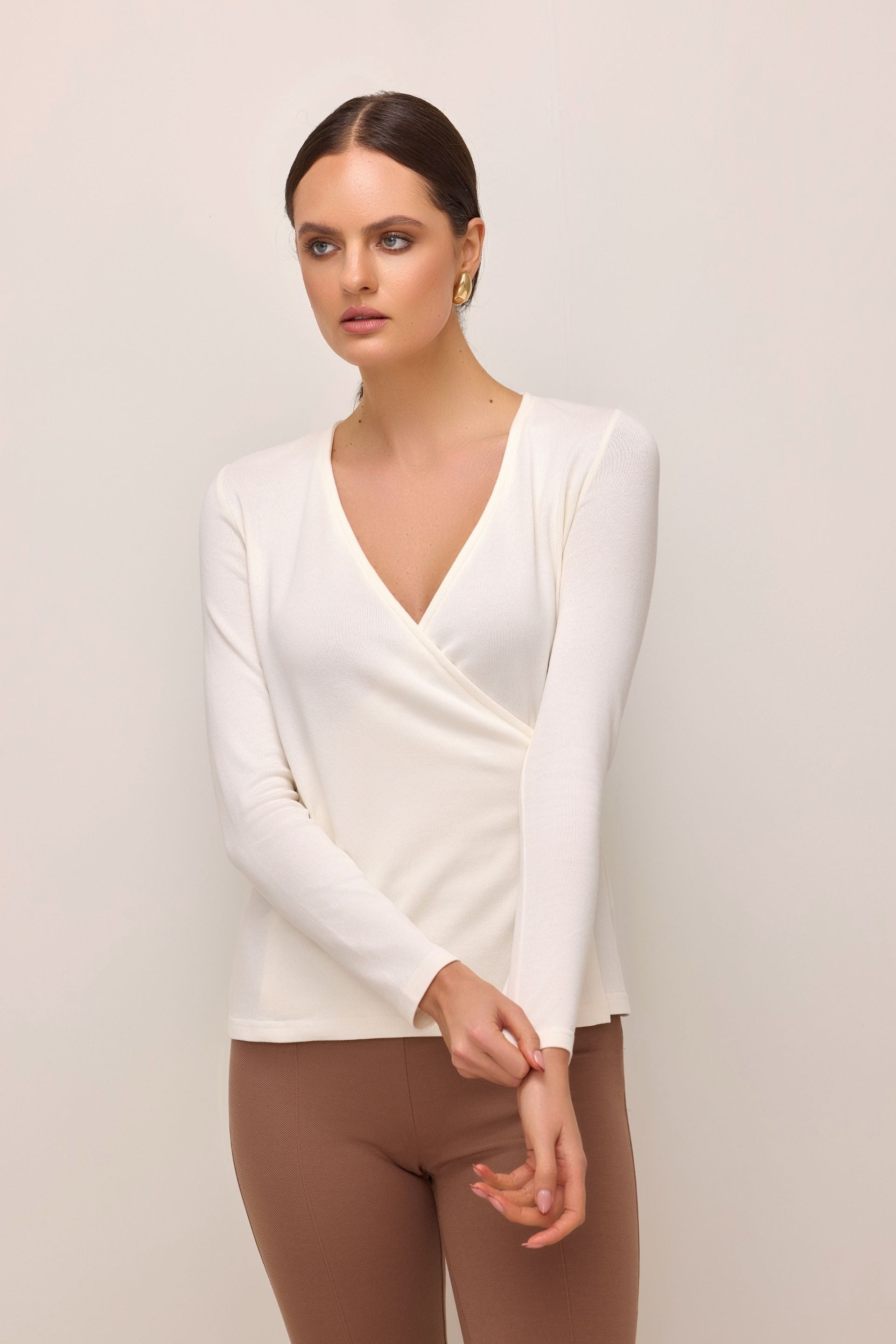 Kopertowy sweter śmietankowy