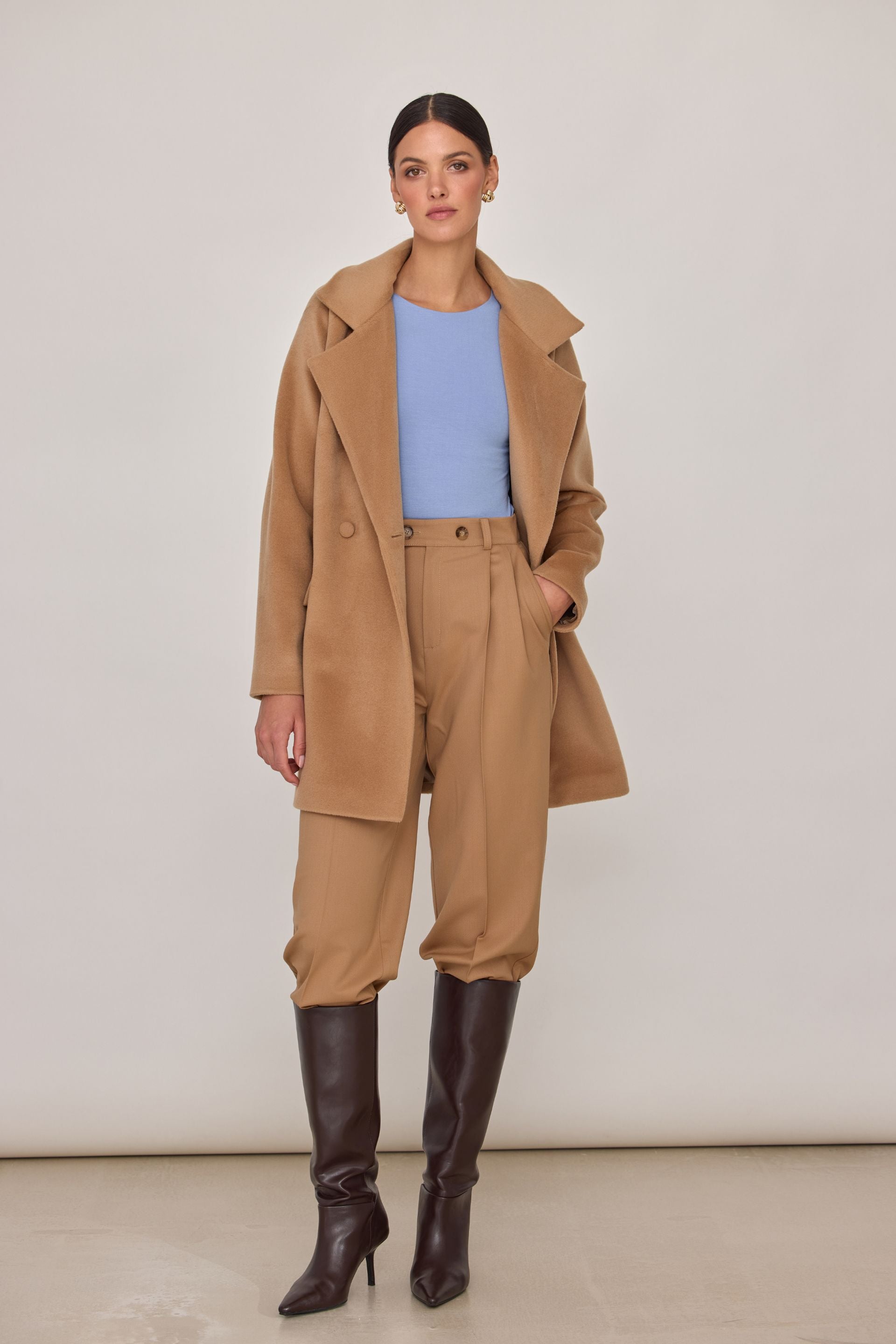 Wełniane spodnie z zakładkami karmelowe