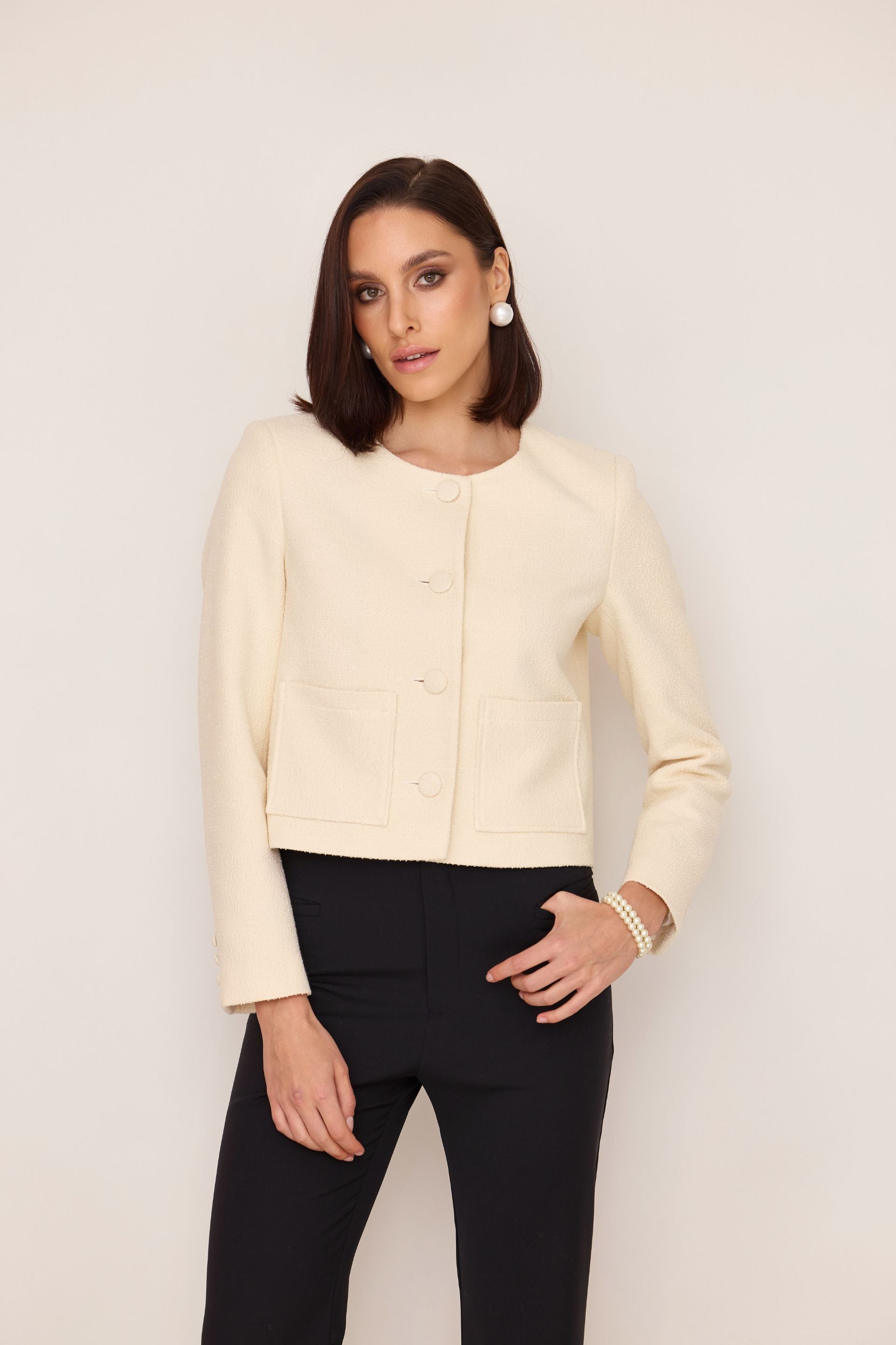 Krótki żakiet boucle z guzikami z tkaniny kremowy