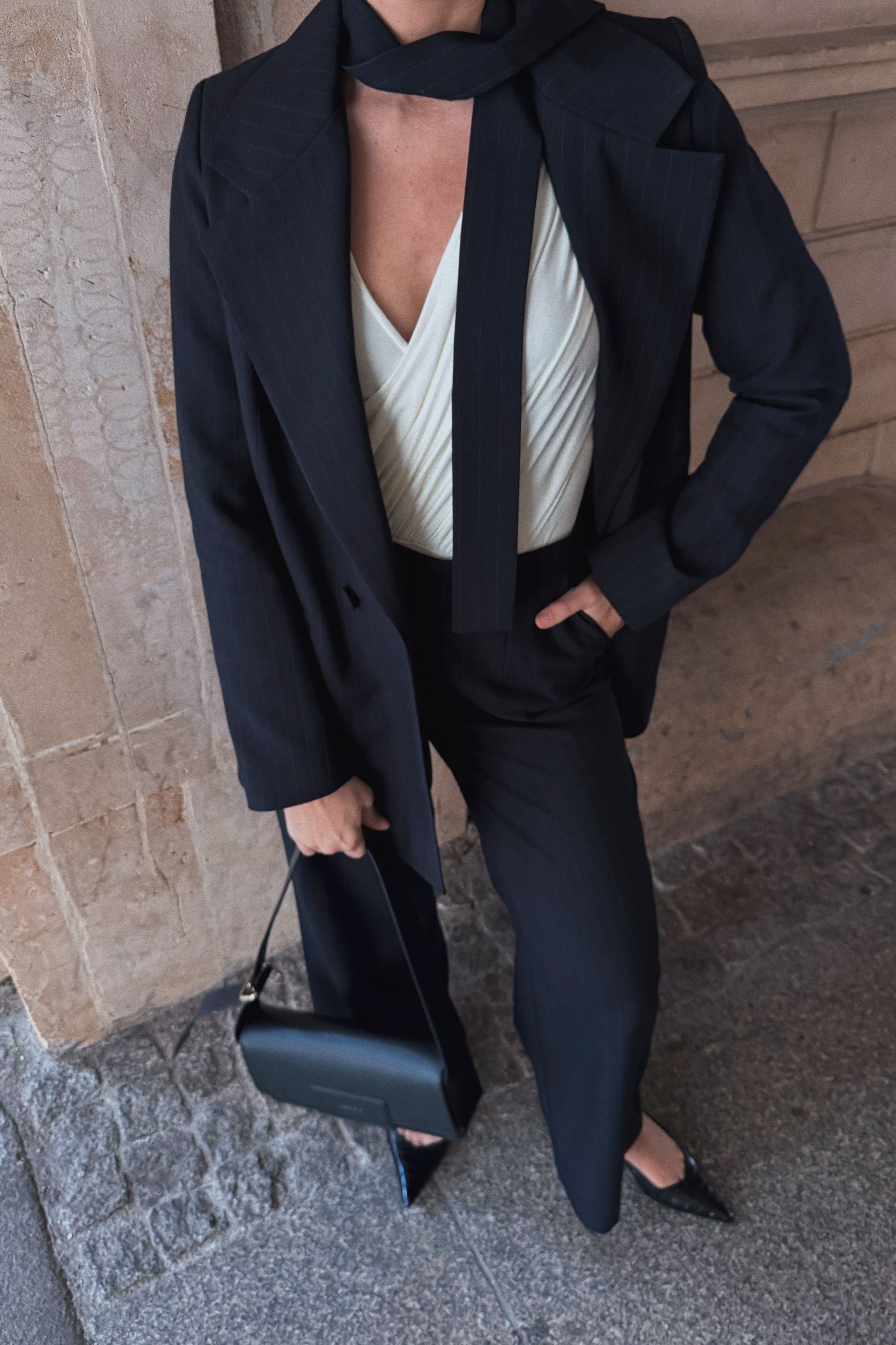 Wełniana marynarka w paski z szarfą granatowa