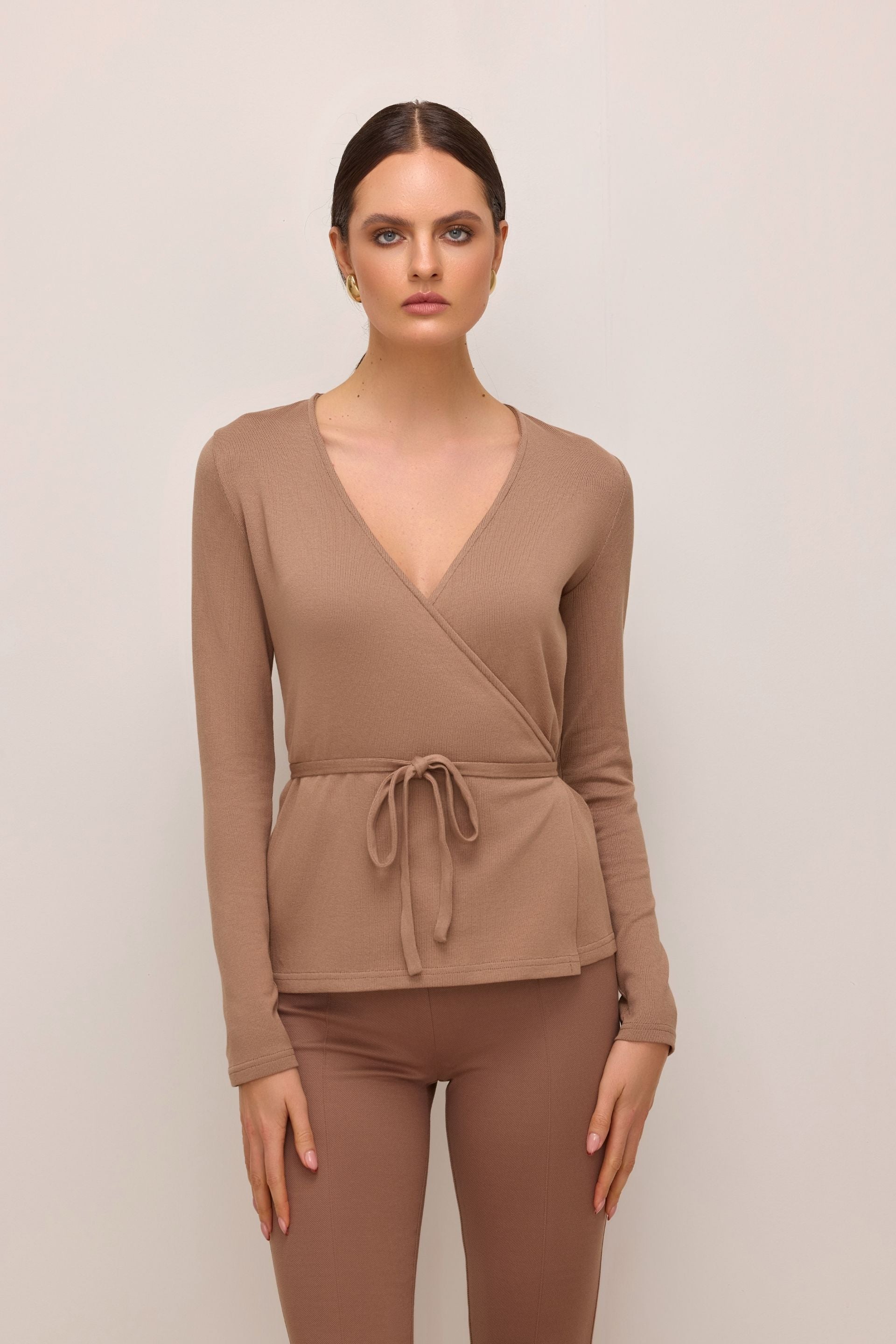 Kopertowy sweter beżowy