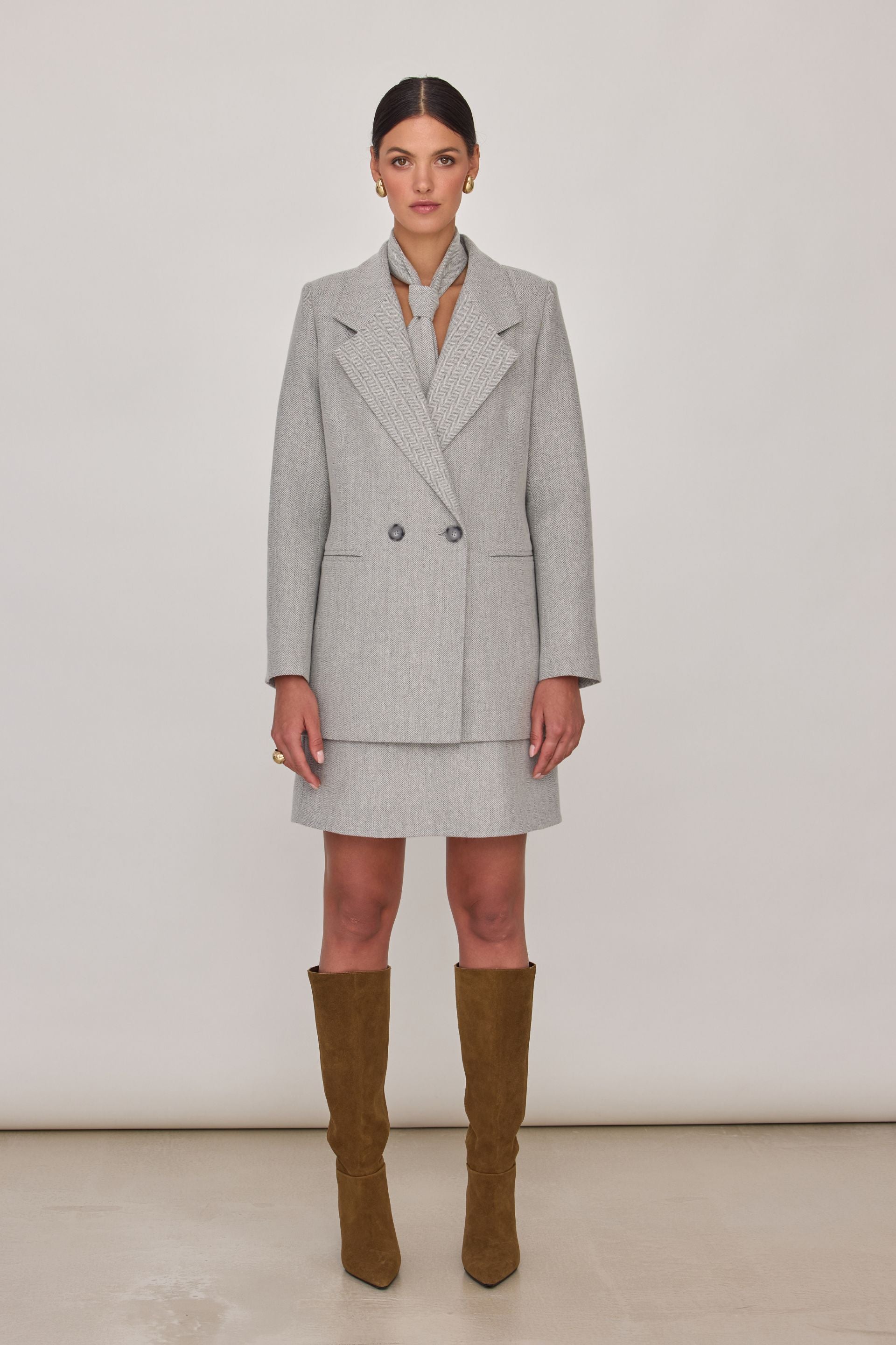 Wełniana marynarka z dodatkiem jedwabiu w jodełkę szara