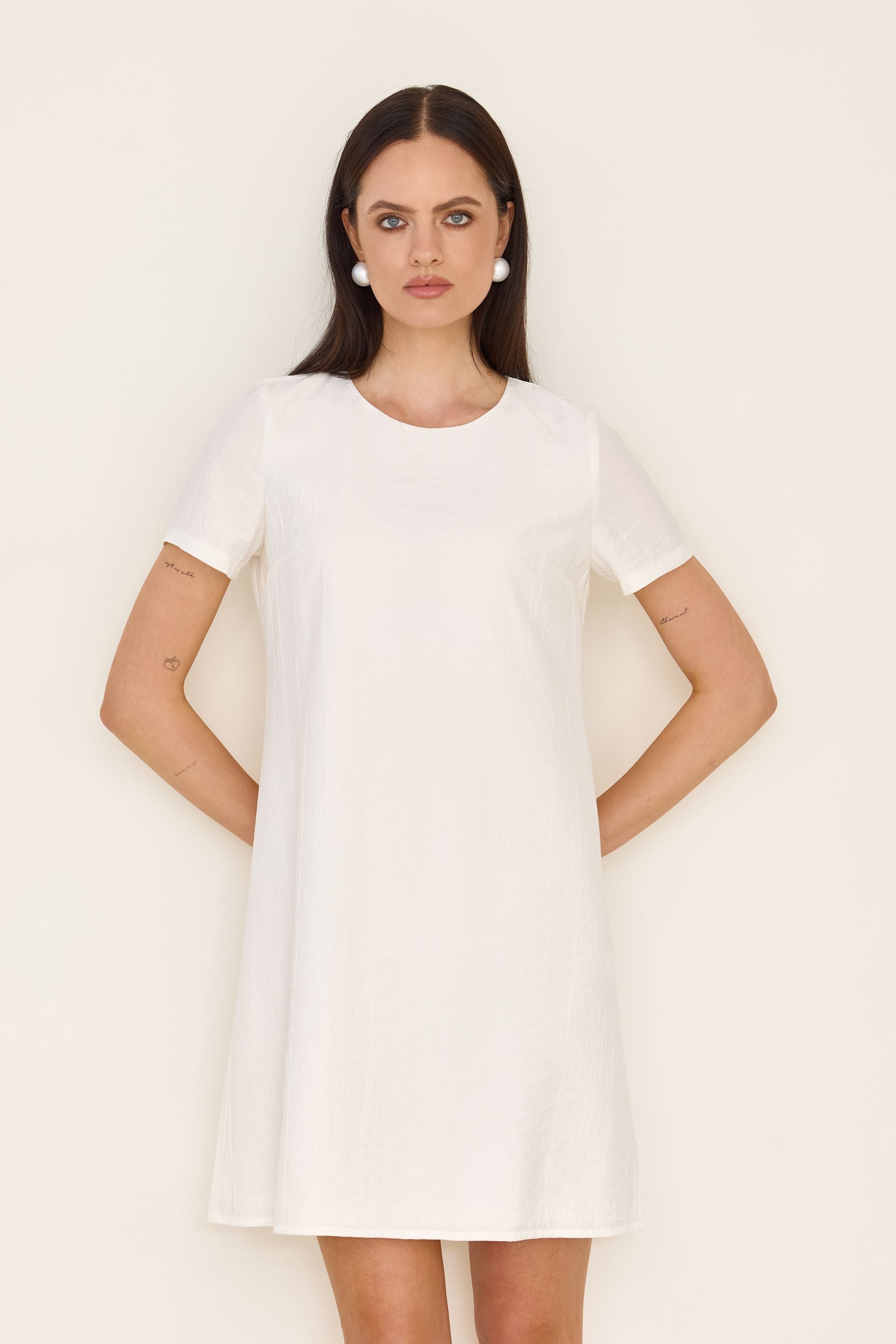 Trapezowa sukienka z kreszowanej wiskozy biała