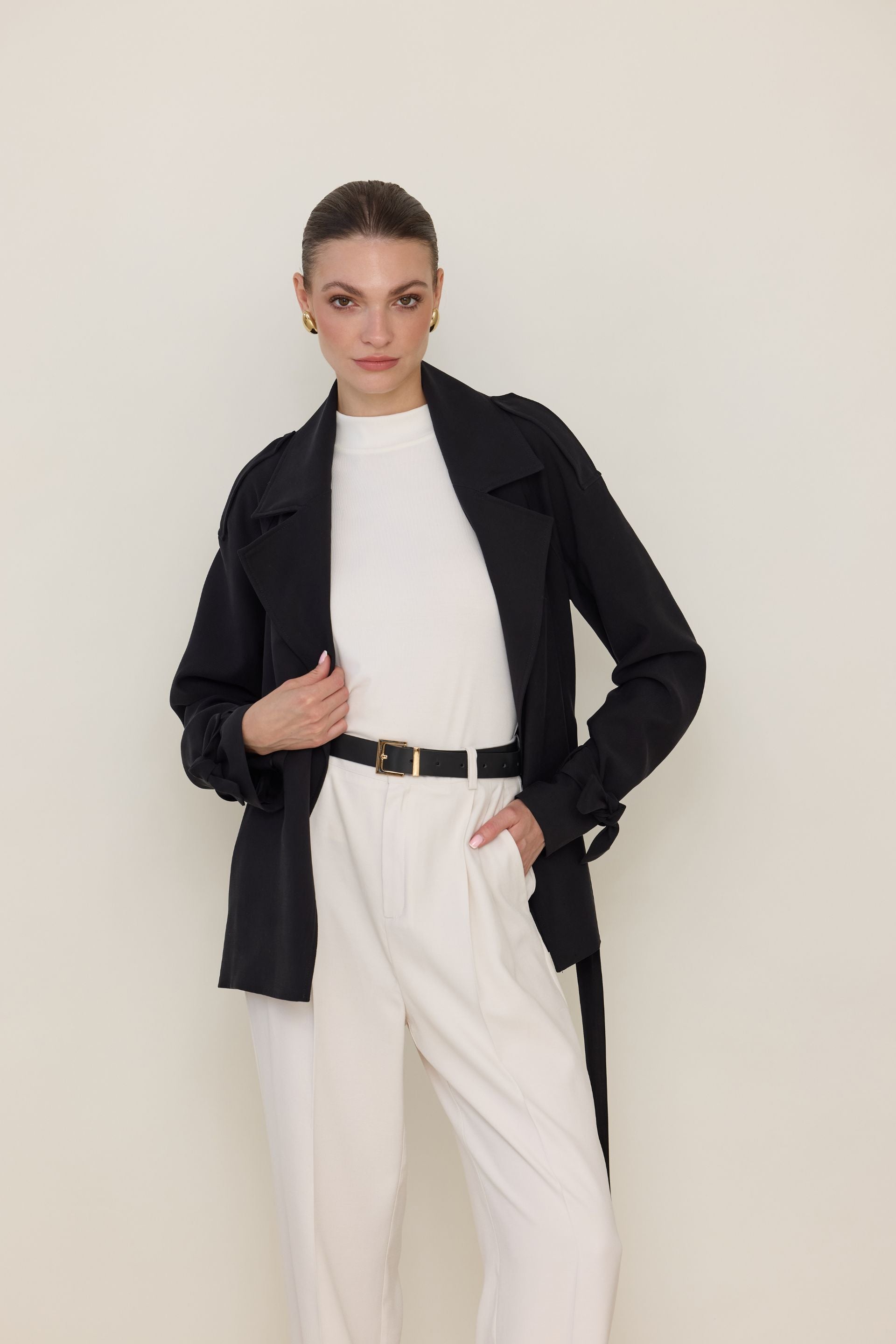 Elegancka narzutka wiązana czarna