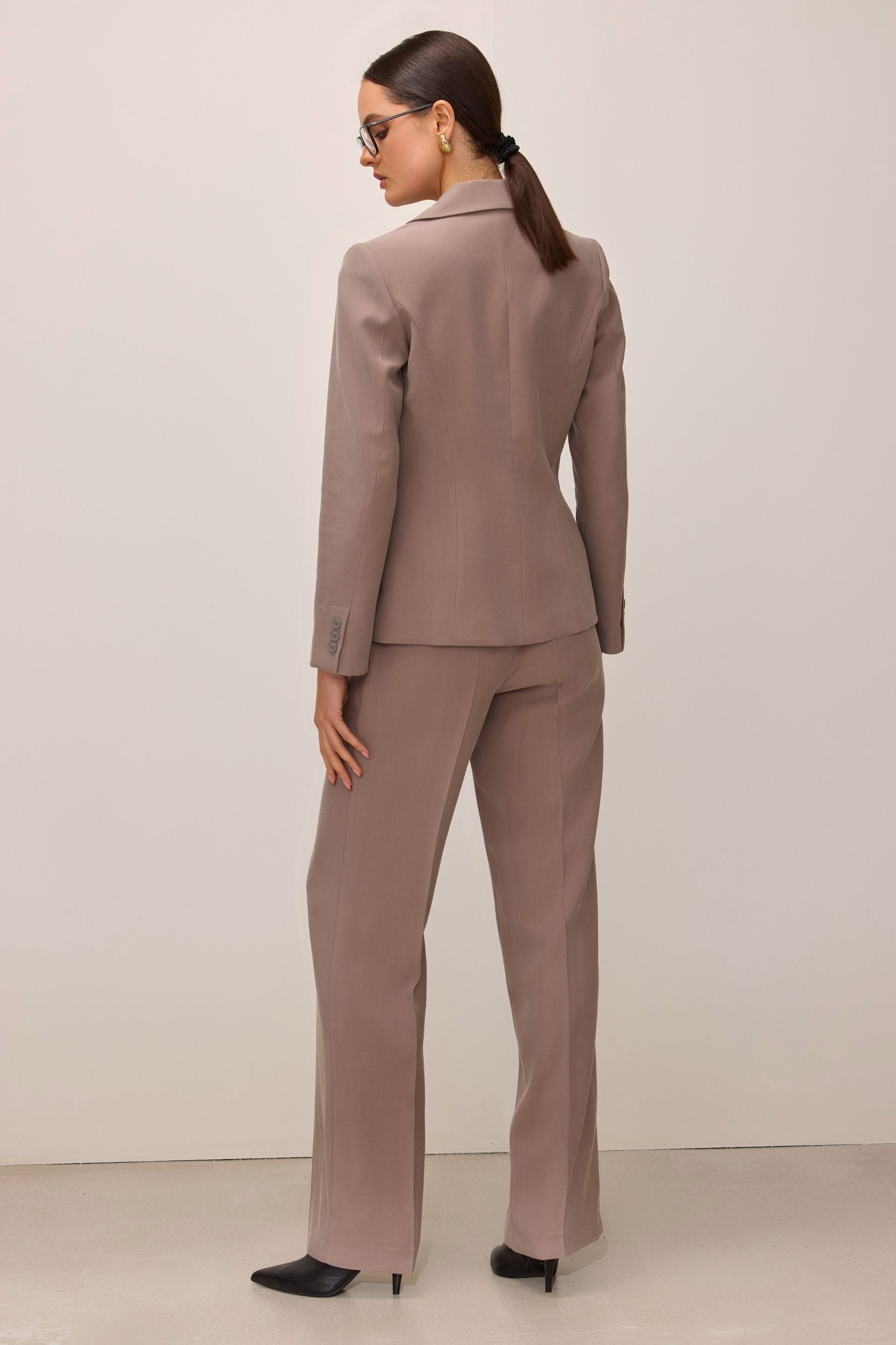 Taliowana marynarka na dwa guziki taupe