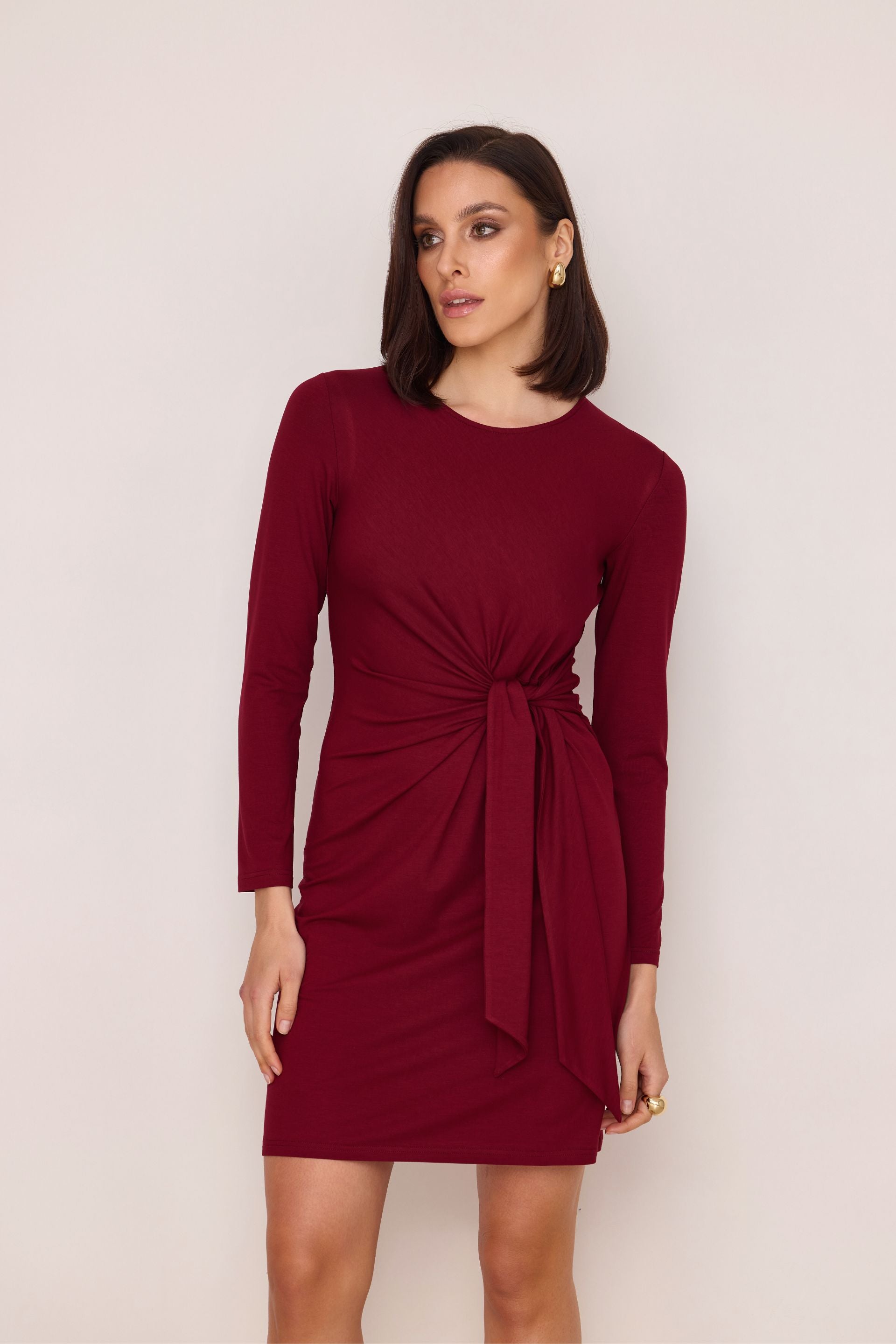 Sukienka mini z długim rękawem i supłem bordo