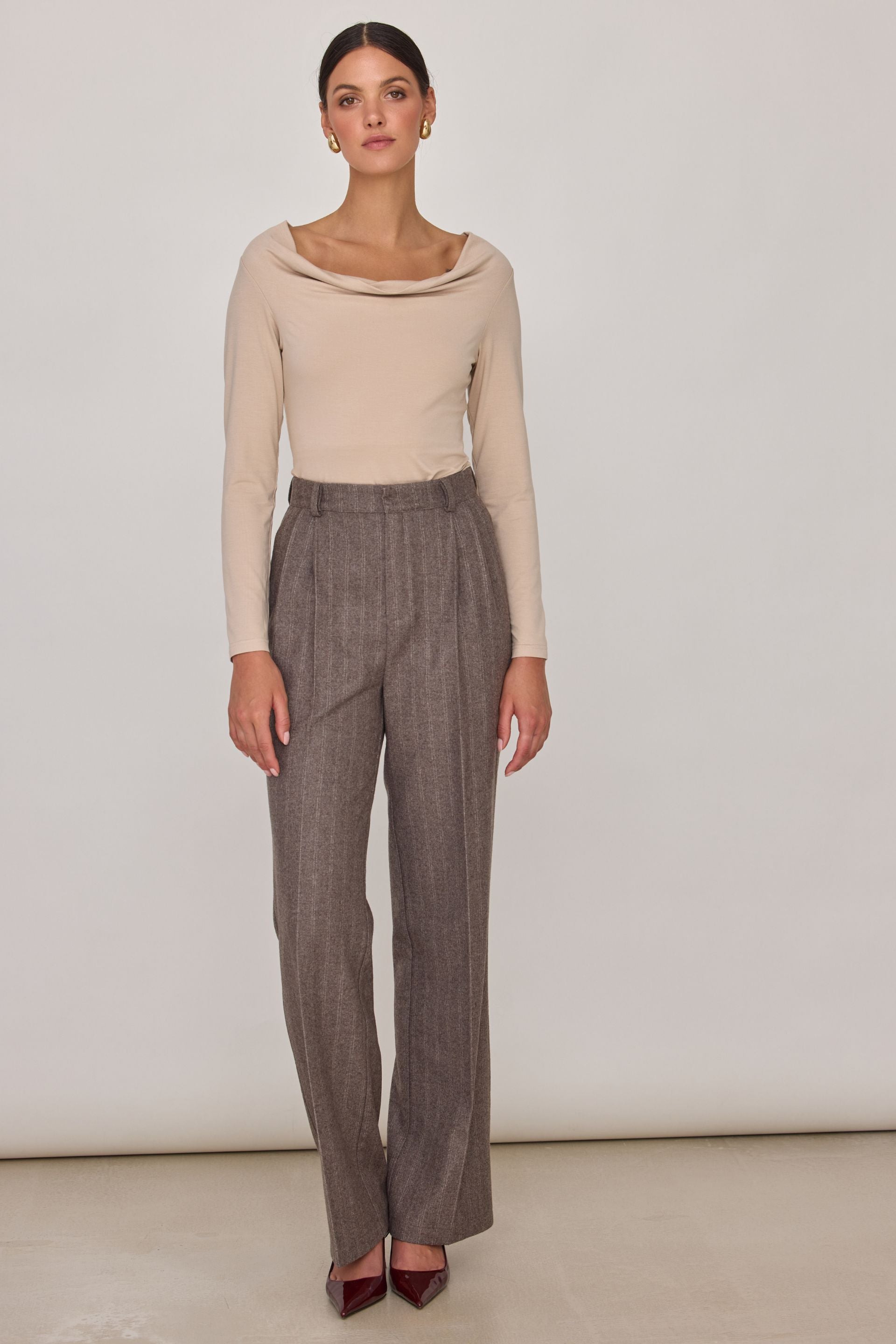 Wełniane spodnie w paski z zakładkami czekoladowe