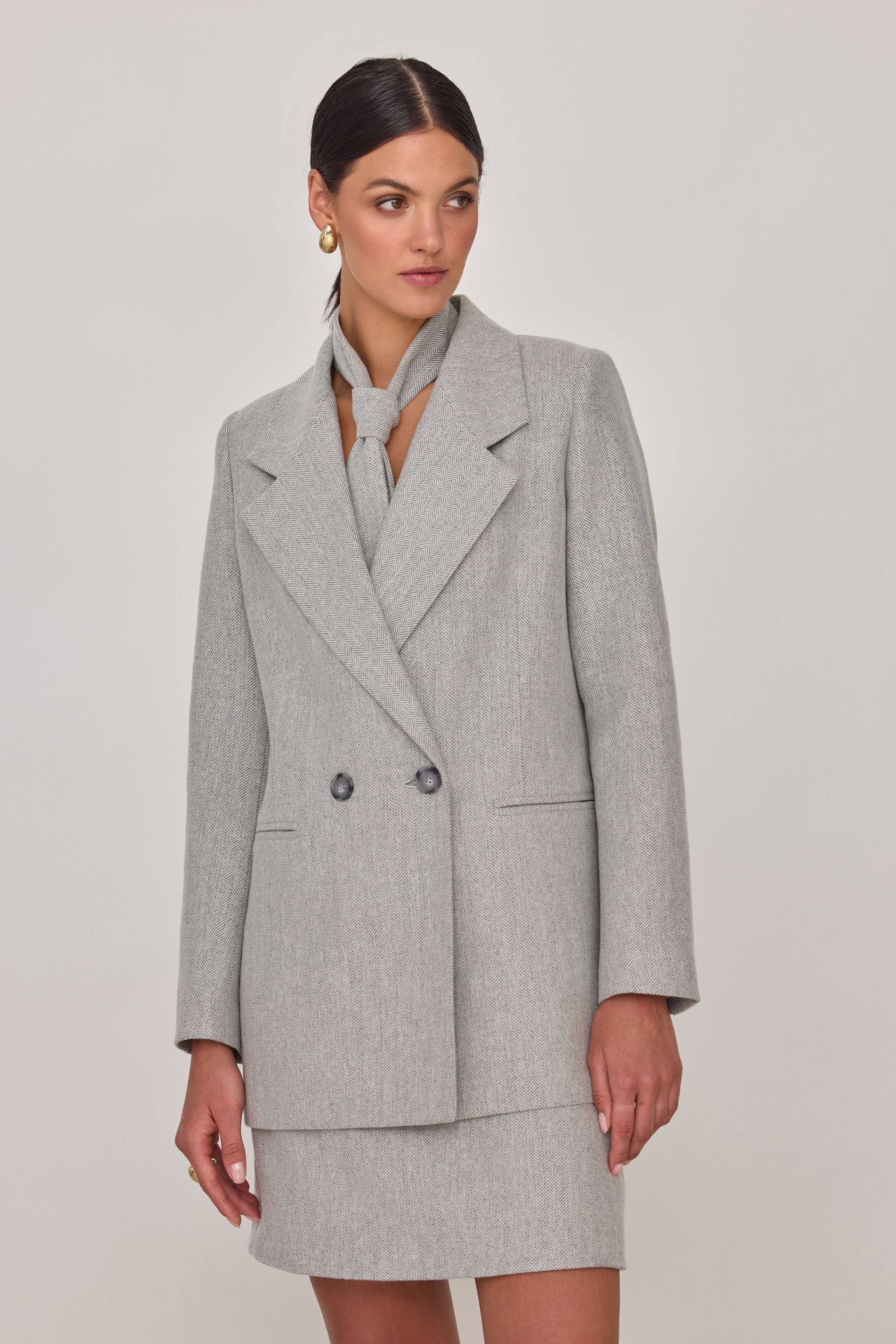 Wełniana marynarka z dodatkiem jedwabiu w jodełkę szara