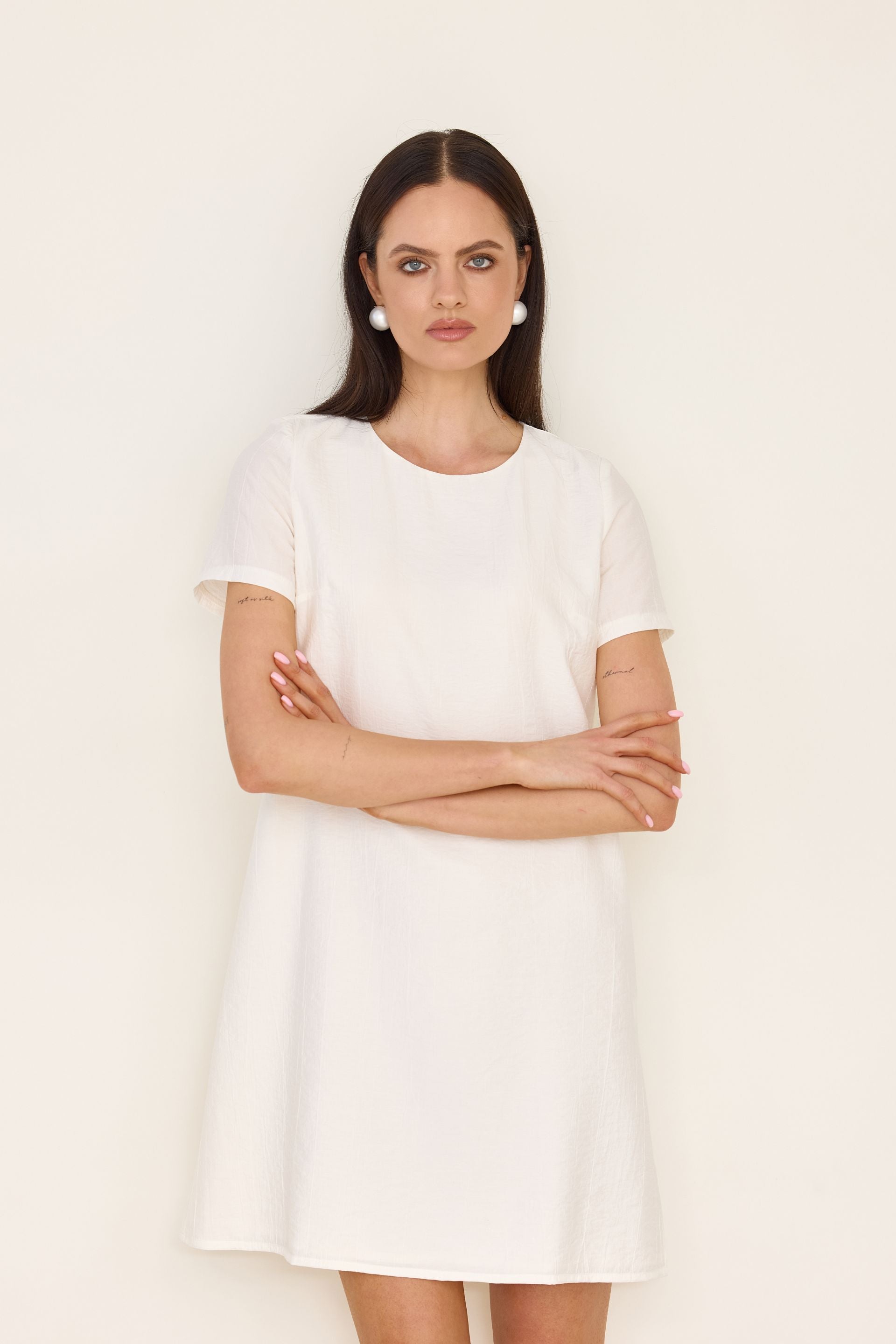 Trapezowa sukienka z kreszowanej wiskozy biała