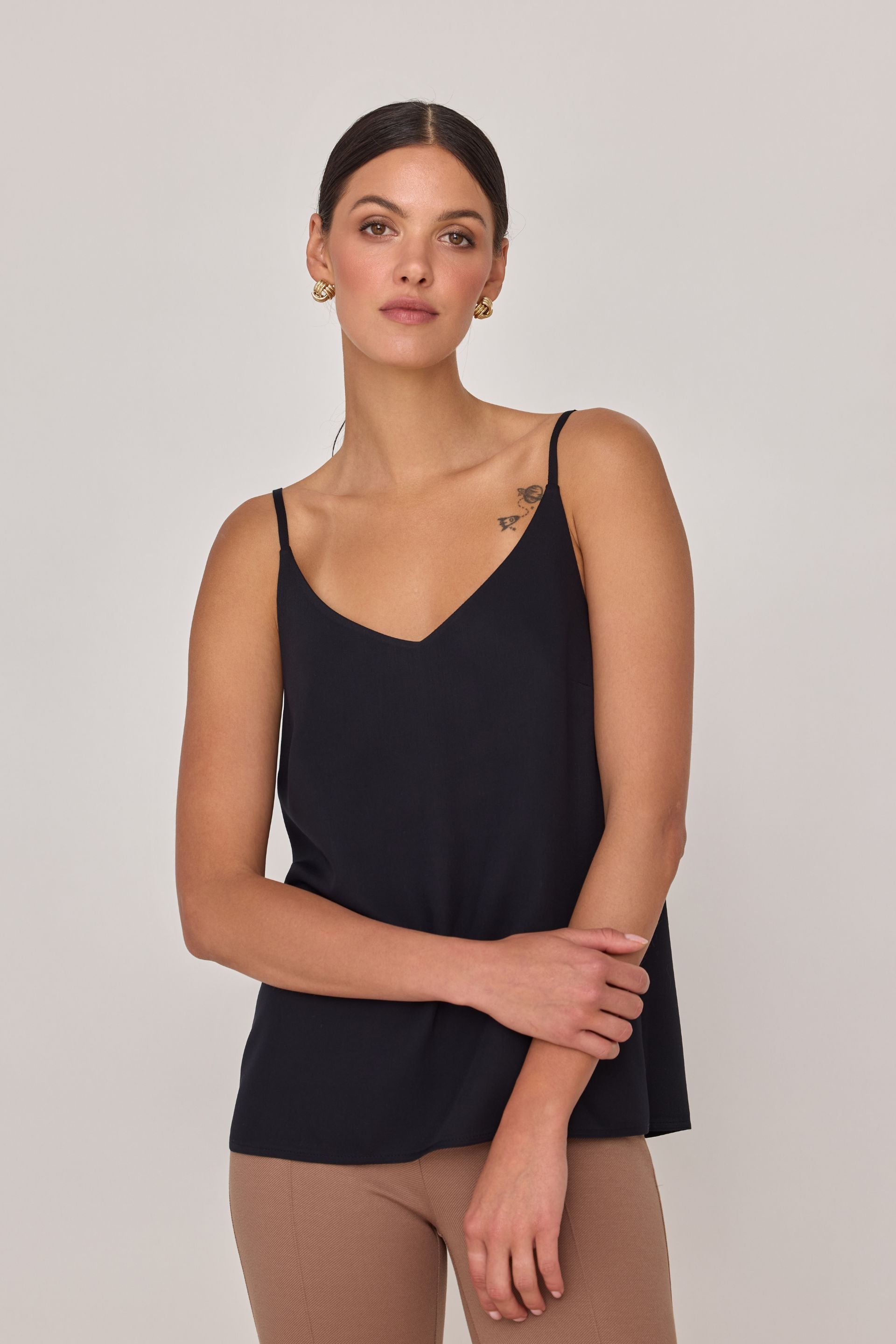 Top na ramiączkach z wiskozy czarny