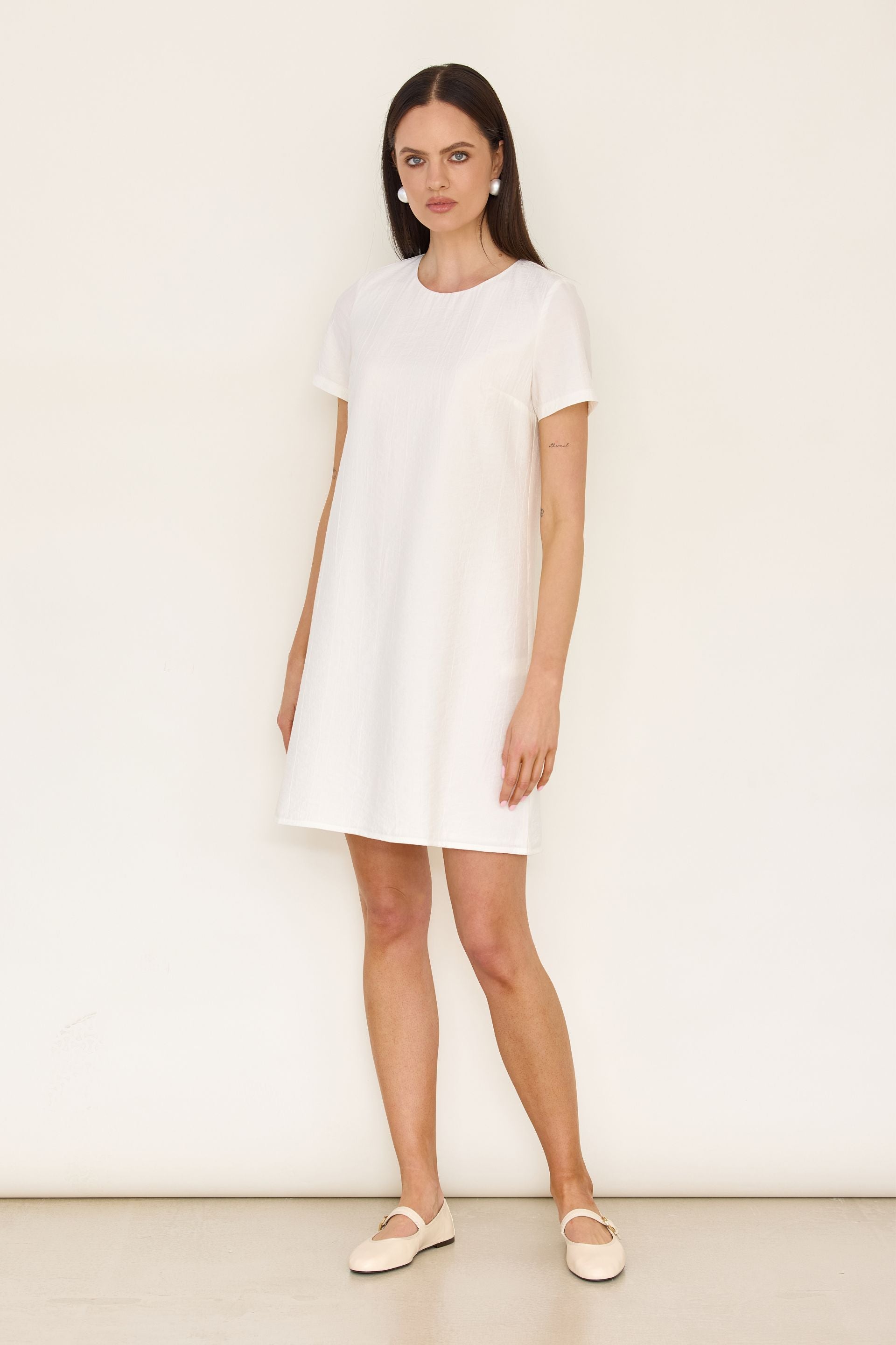 Trapezowa sukienka z kreszowanej wiskozy biała