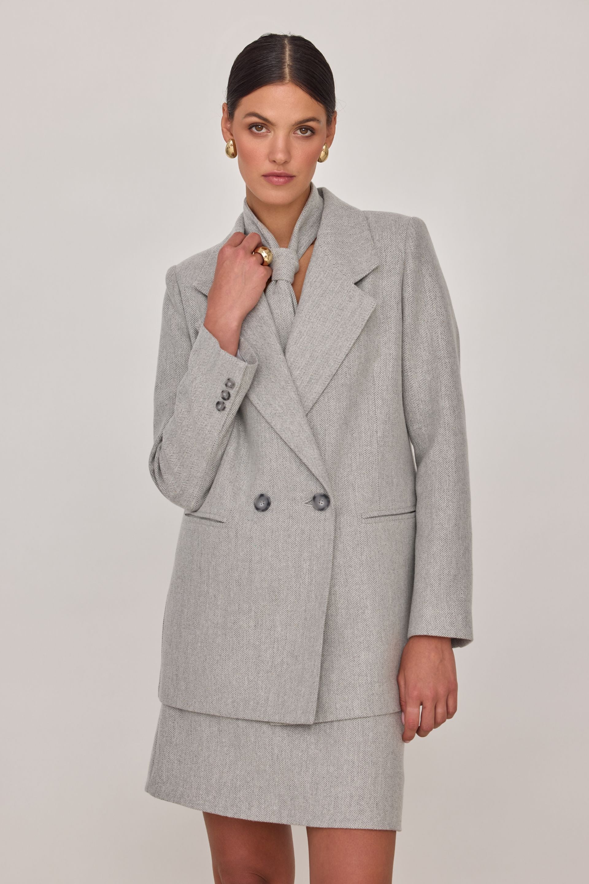 Wełniana marynarka z dodatkiem jedwabiu w jodełkę szara