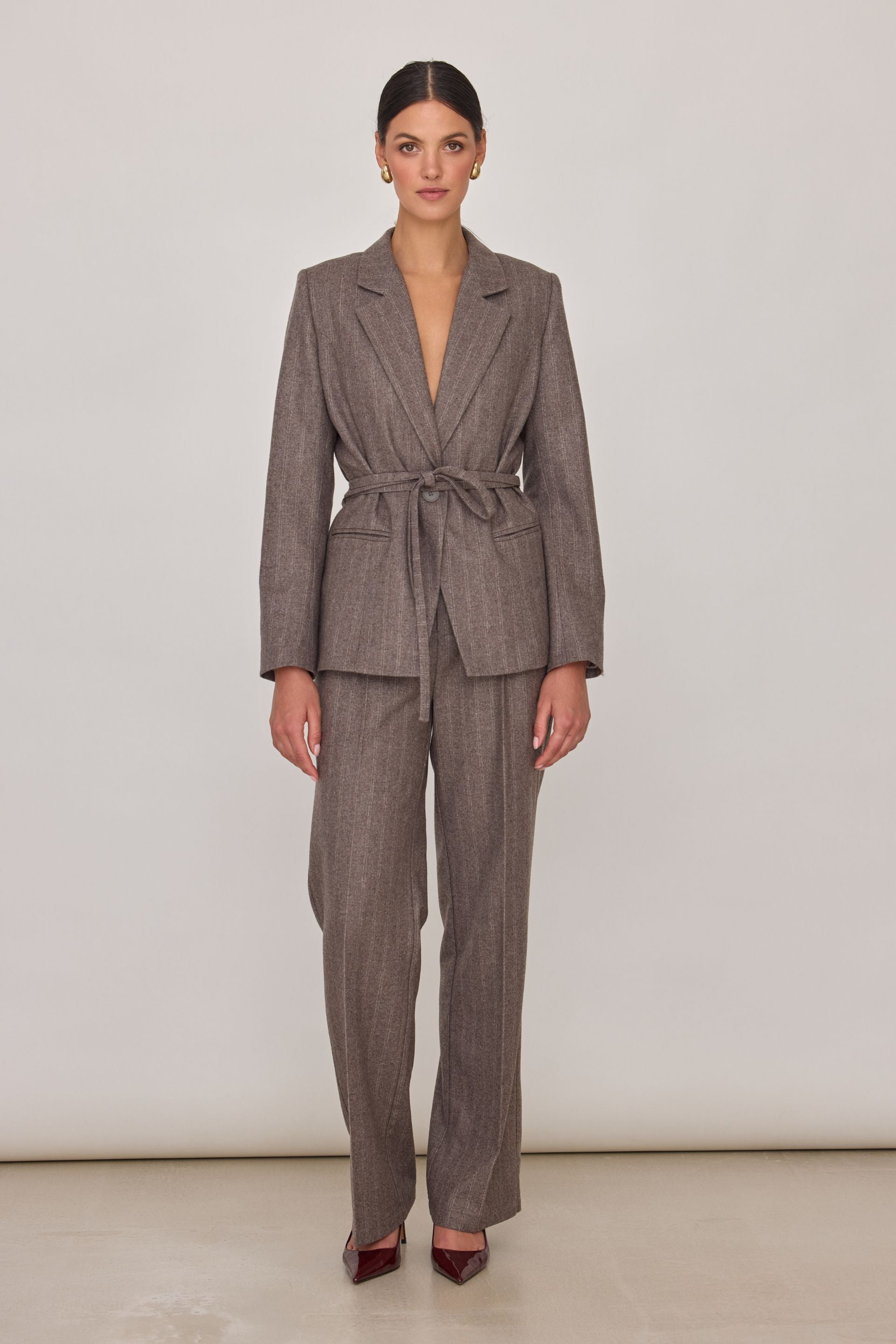 Wełniane spodnie w paski z zakładkami czekoladowe