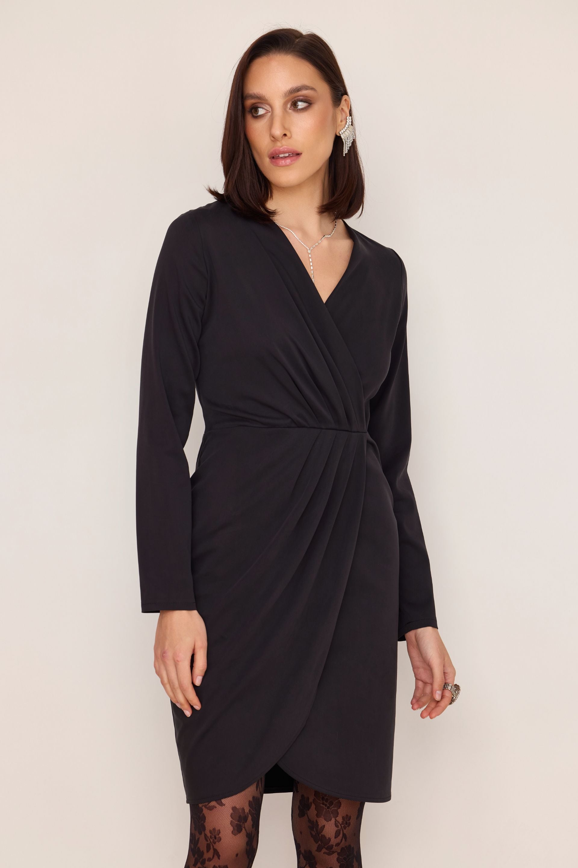 Sukienka kopertowa z zakładkami z lyocellu i wiskozy czarny