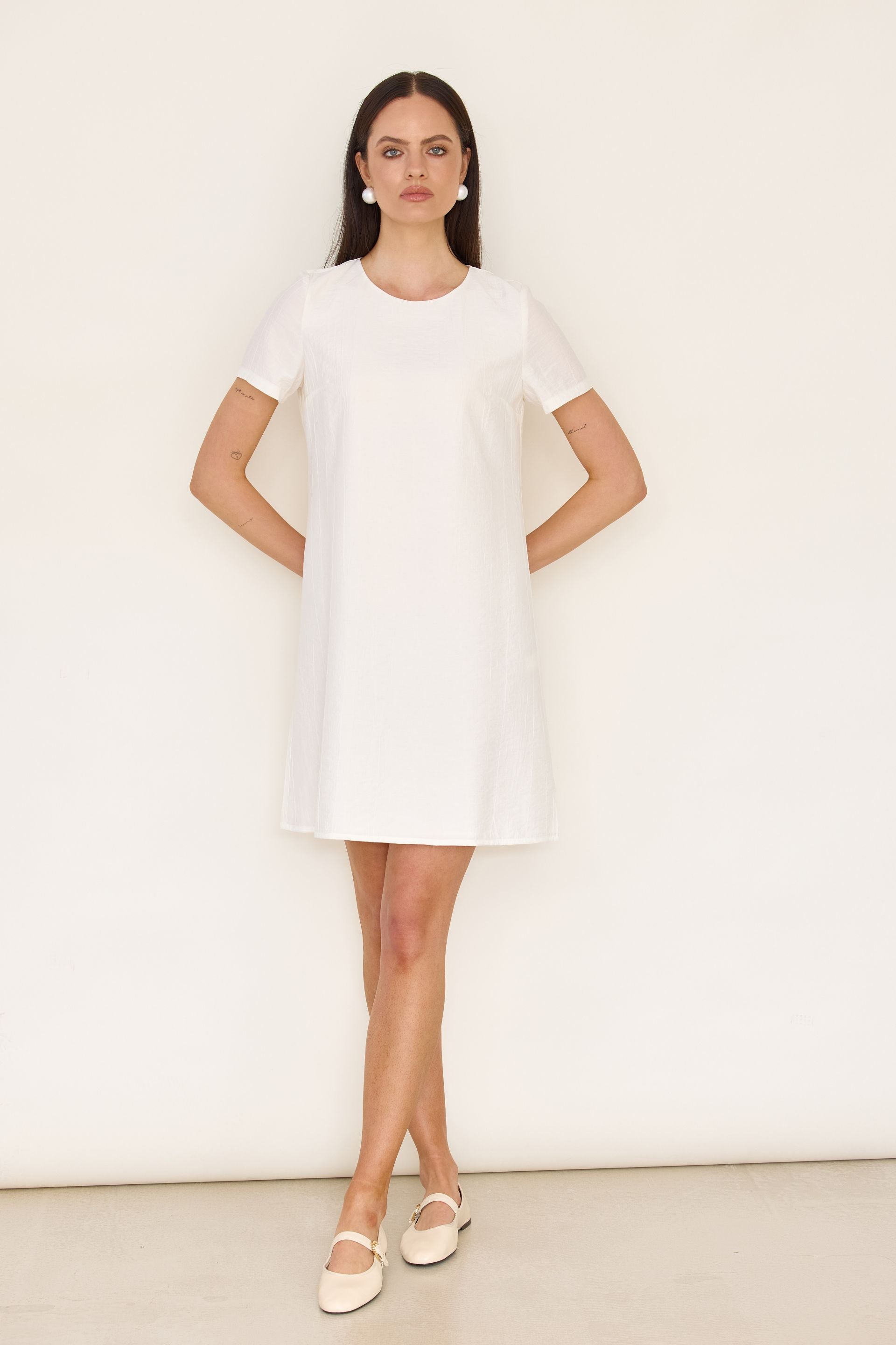 Trapezowa sukienka z kreszowanej wiskozy biała
