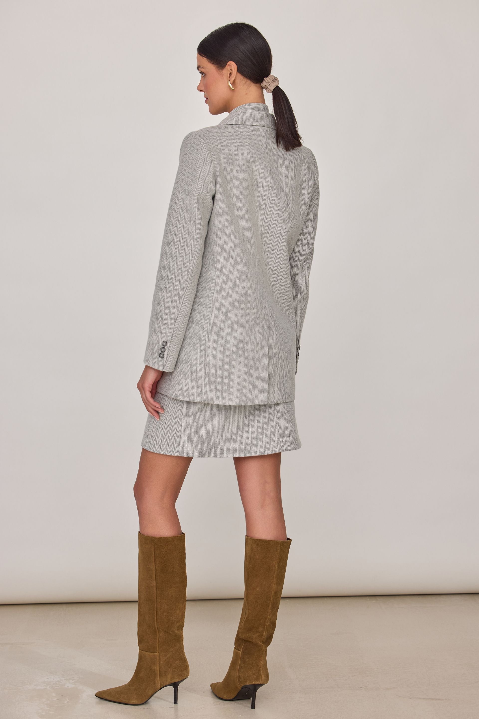 Wełniana marynarka z dodatkiem jedwabiu w jodełkę szara