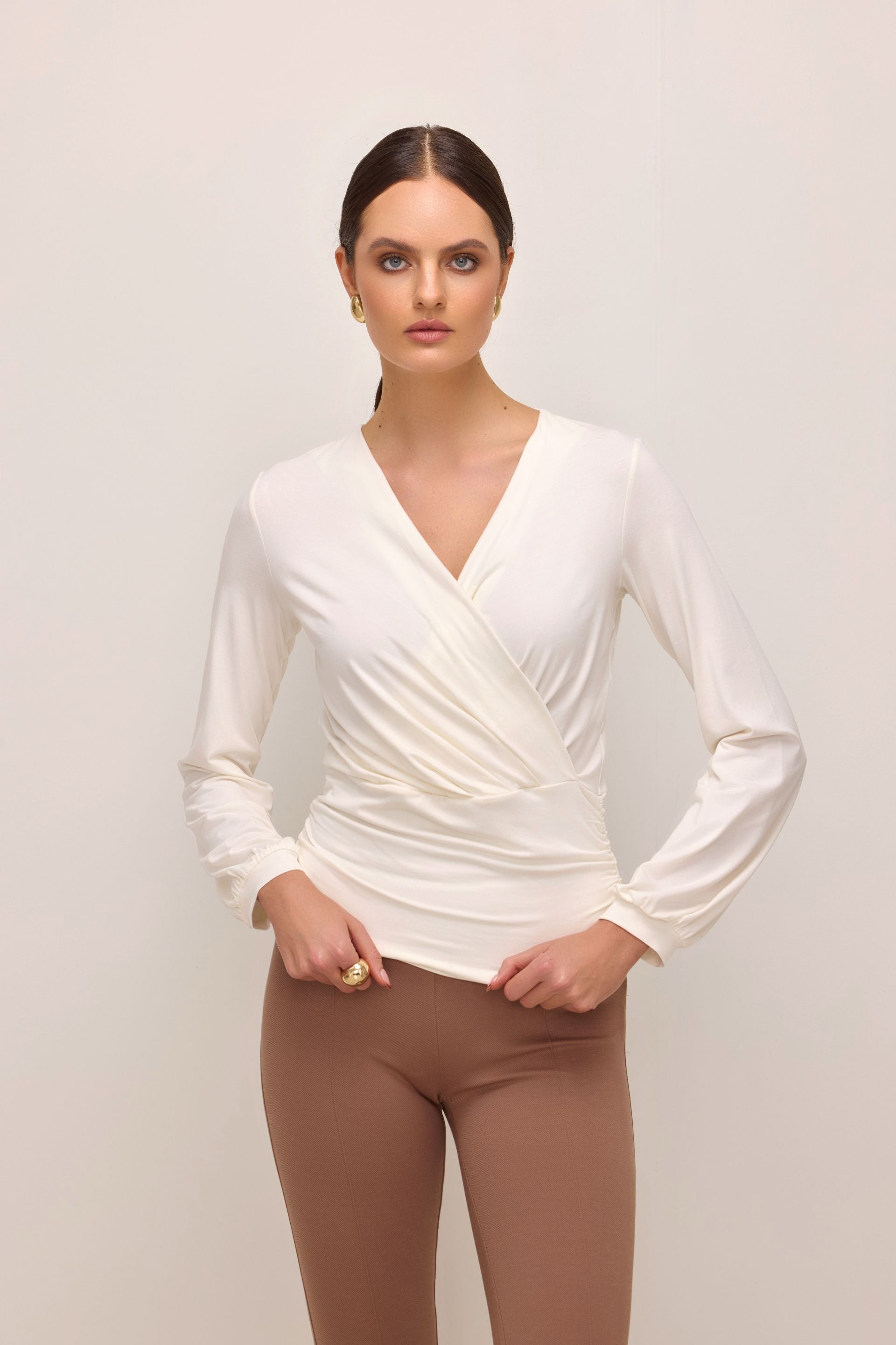 Elegancka bluzka kopertowa z mikromodalu śmietankowa