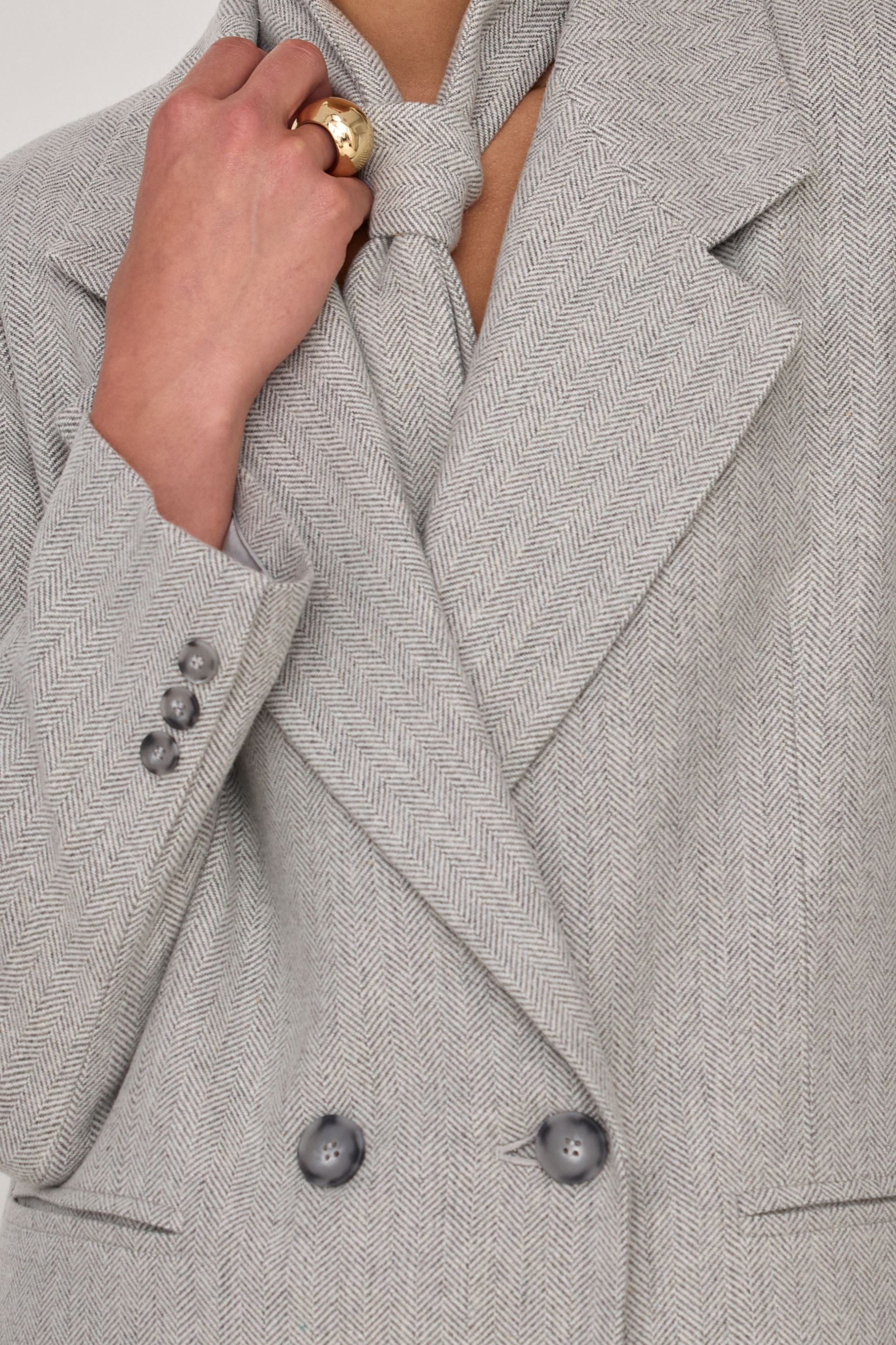 Wełniana marynarka z dodatkiem jedwabiu w jodełkę szara