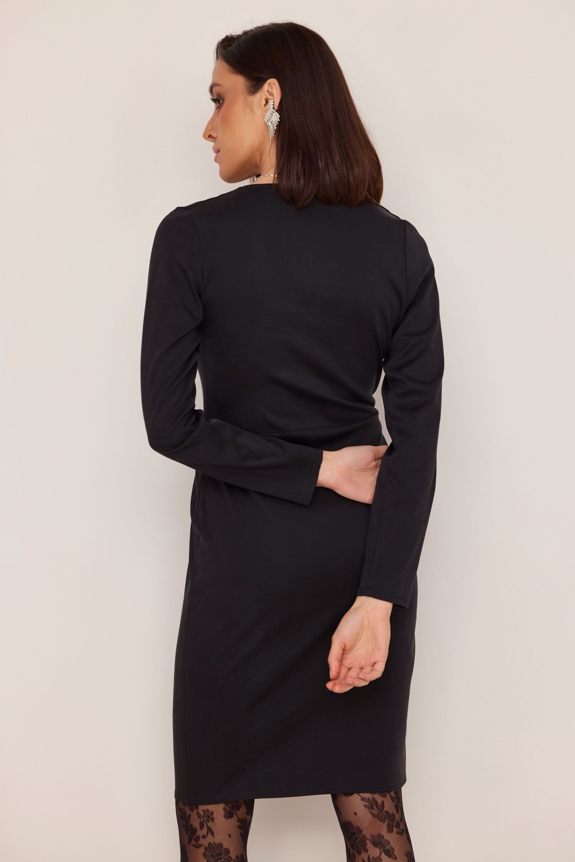 Sukienka kopertowa z zakładkami z lyocellu i wiskozy czarny