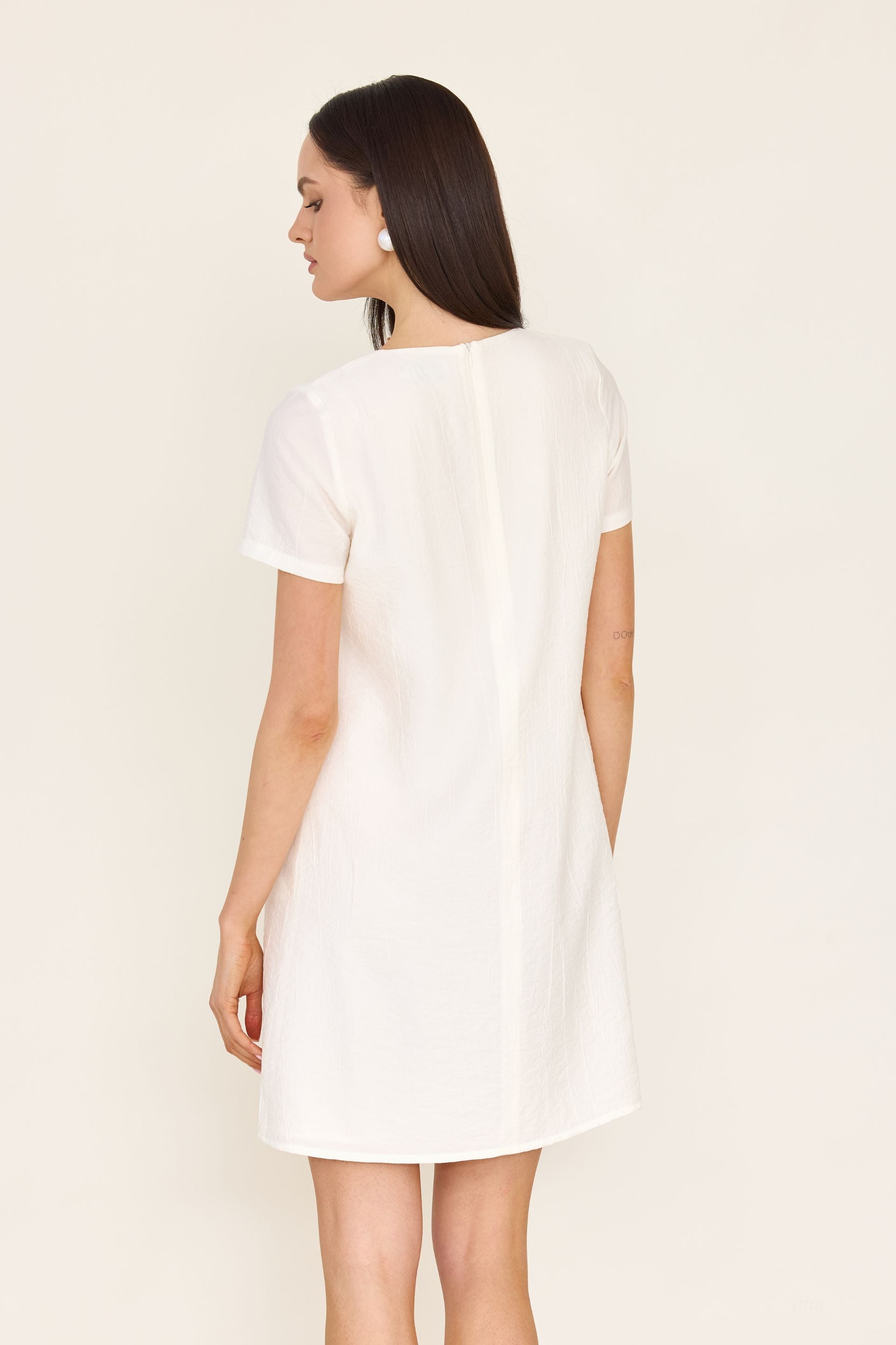 Trapezowa sukienka z kreszowanej wiskozy biała