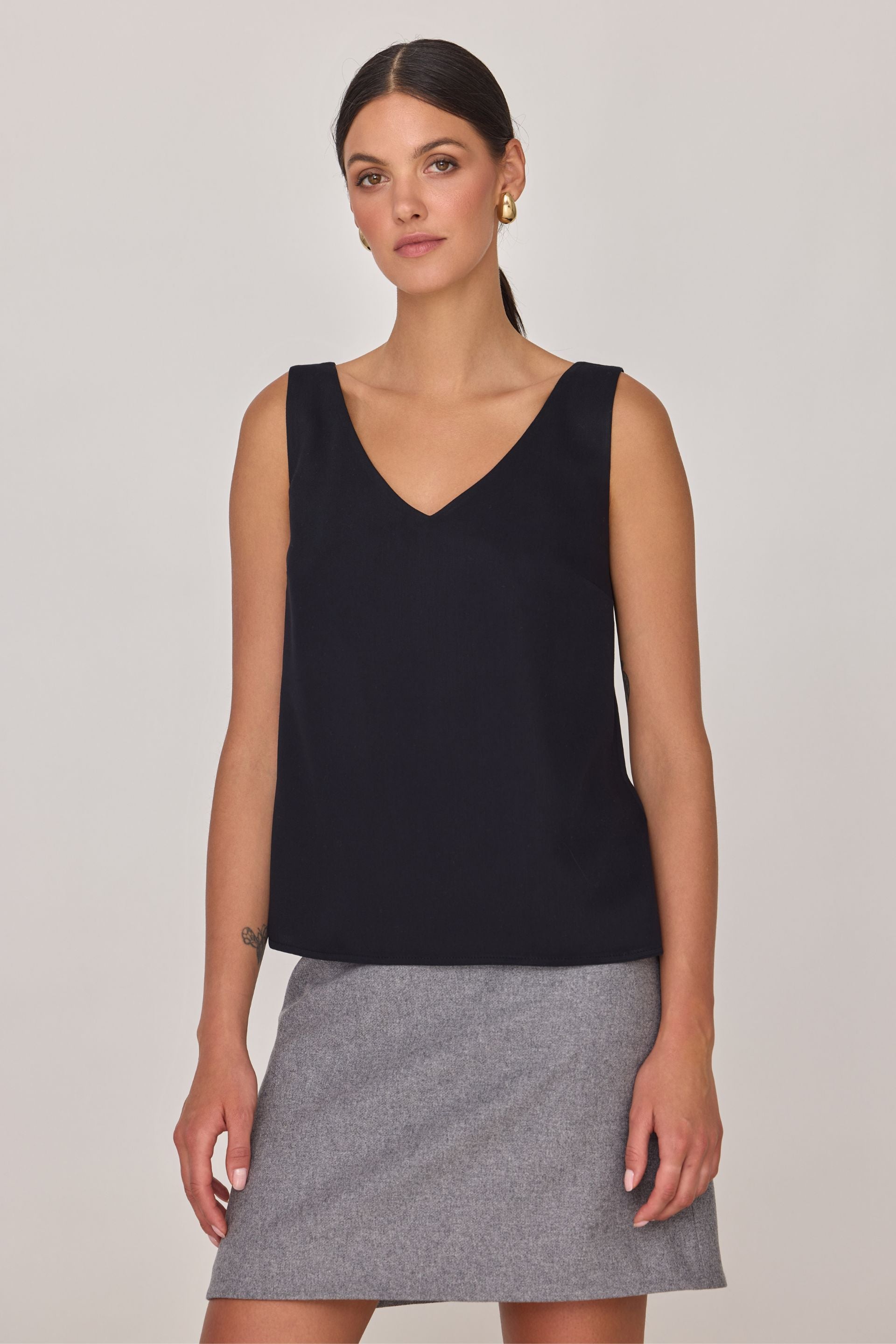 Top na szerokich ramiączkach z wiskozy czarny