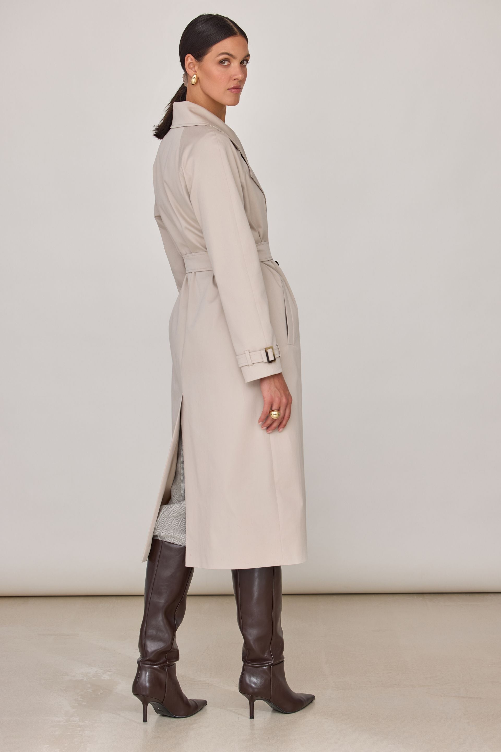 Długi dwurzędowy trencz piaskowy beż