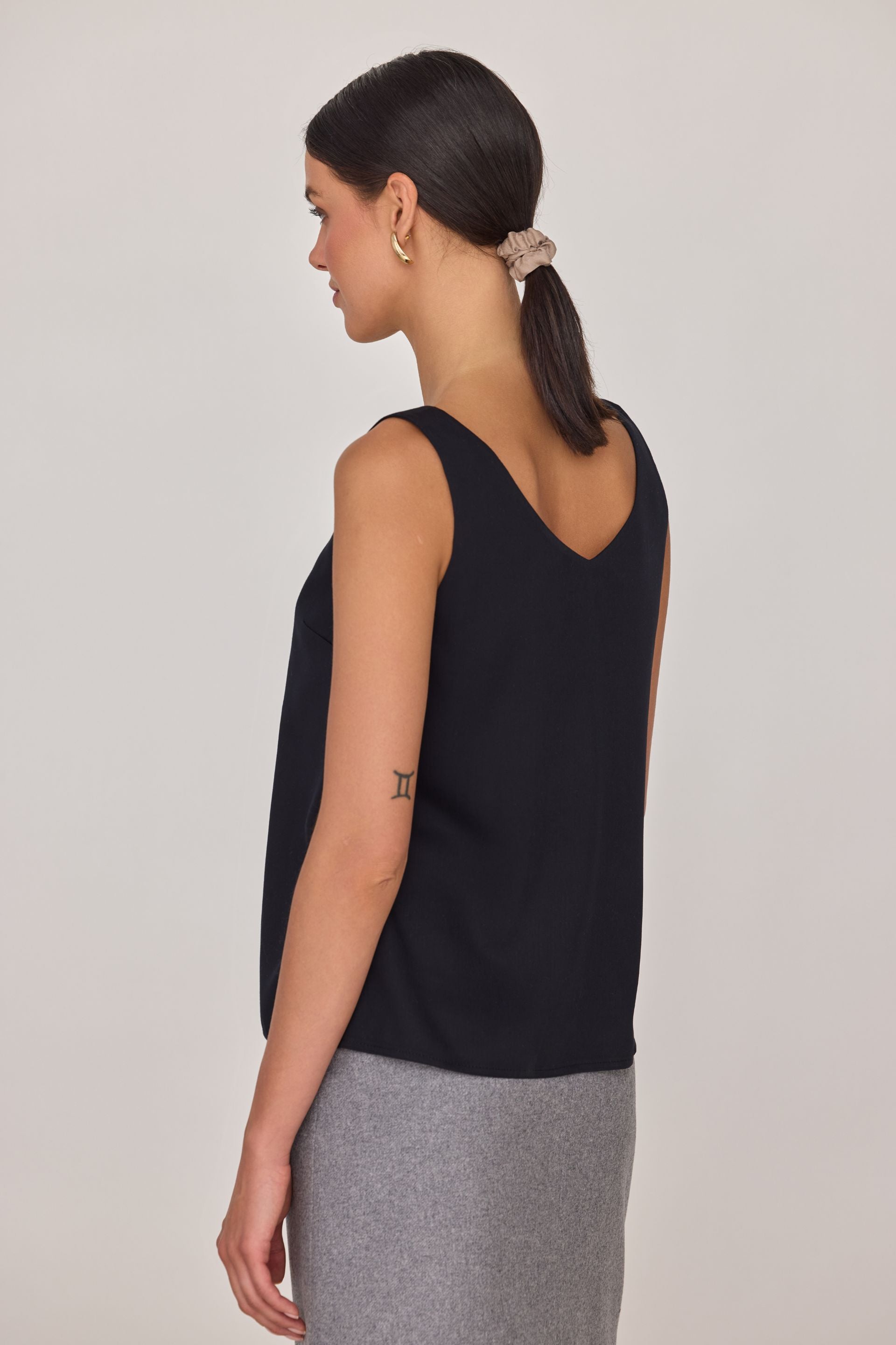 Top na szerokich ramiączkach z wiskozy czarny