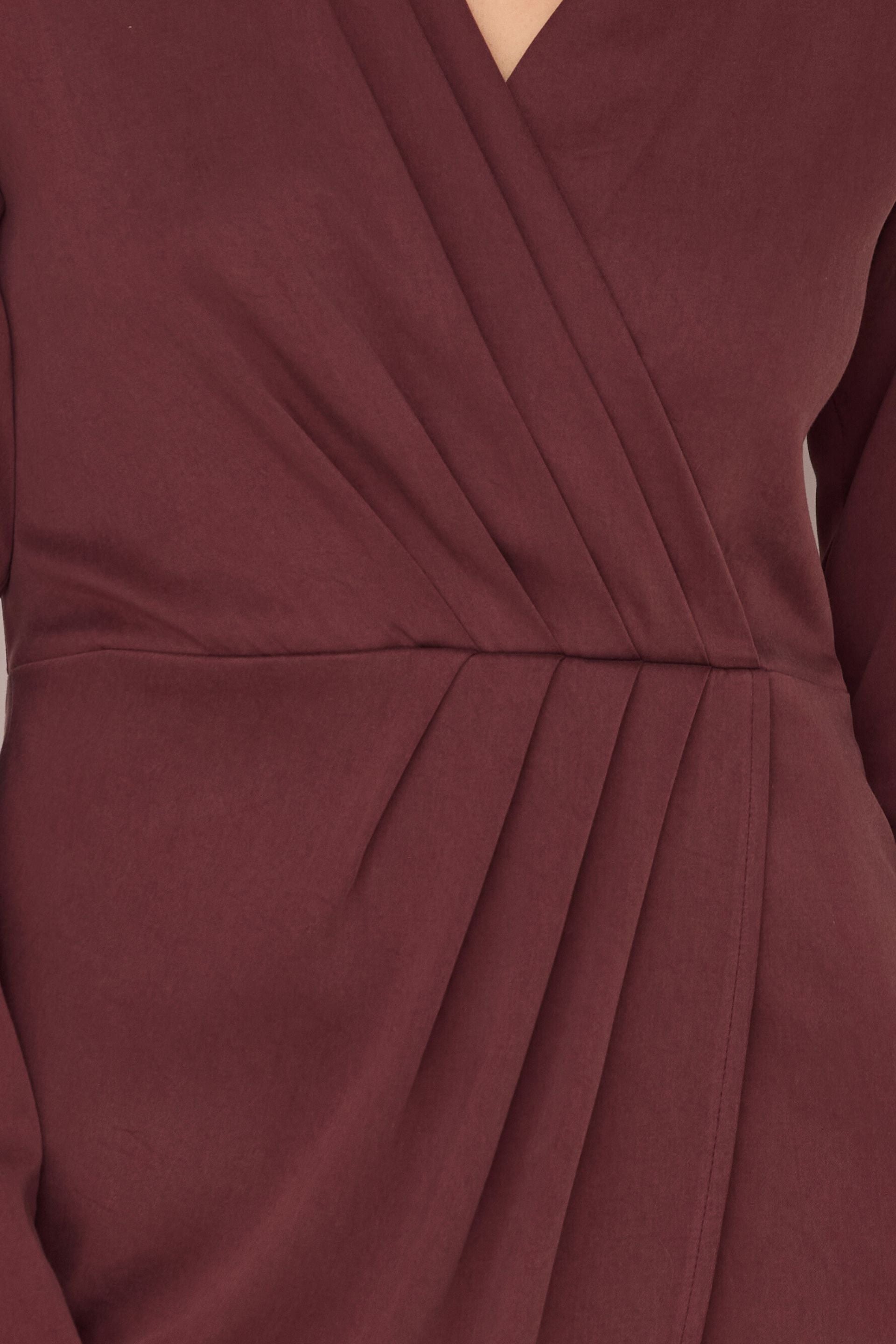Sukienka kopertowa z zakładkami z lyocellu i wiskozy zgaszony burgund