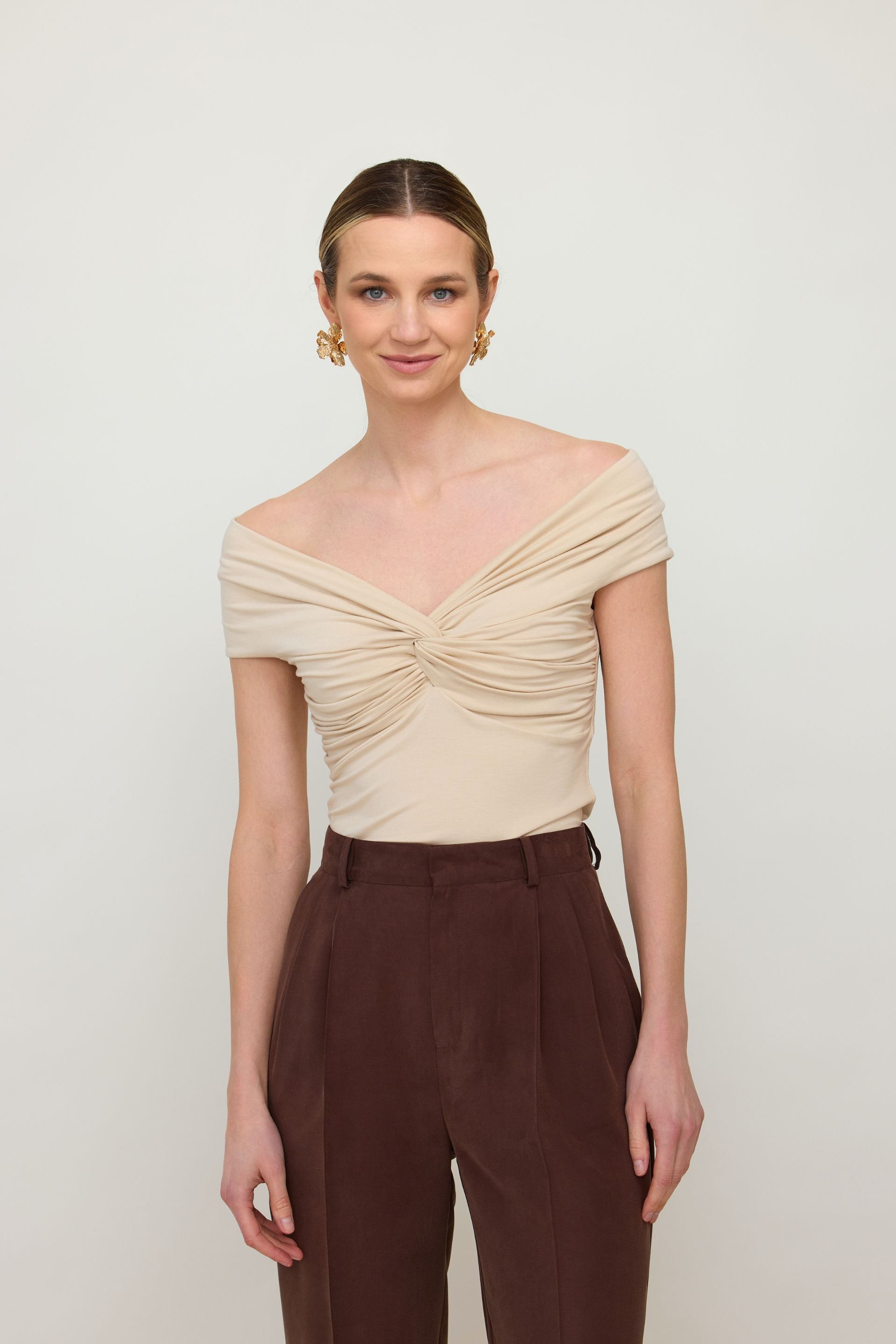 Bluzka bez ramion z zawinięciem beż