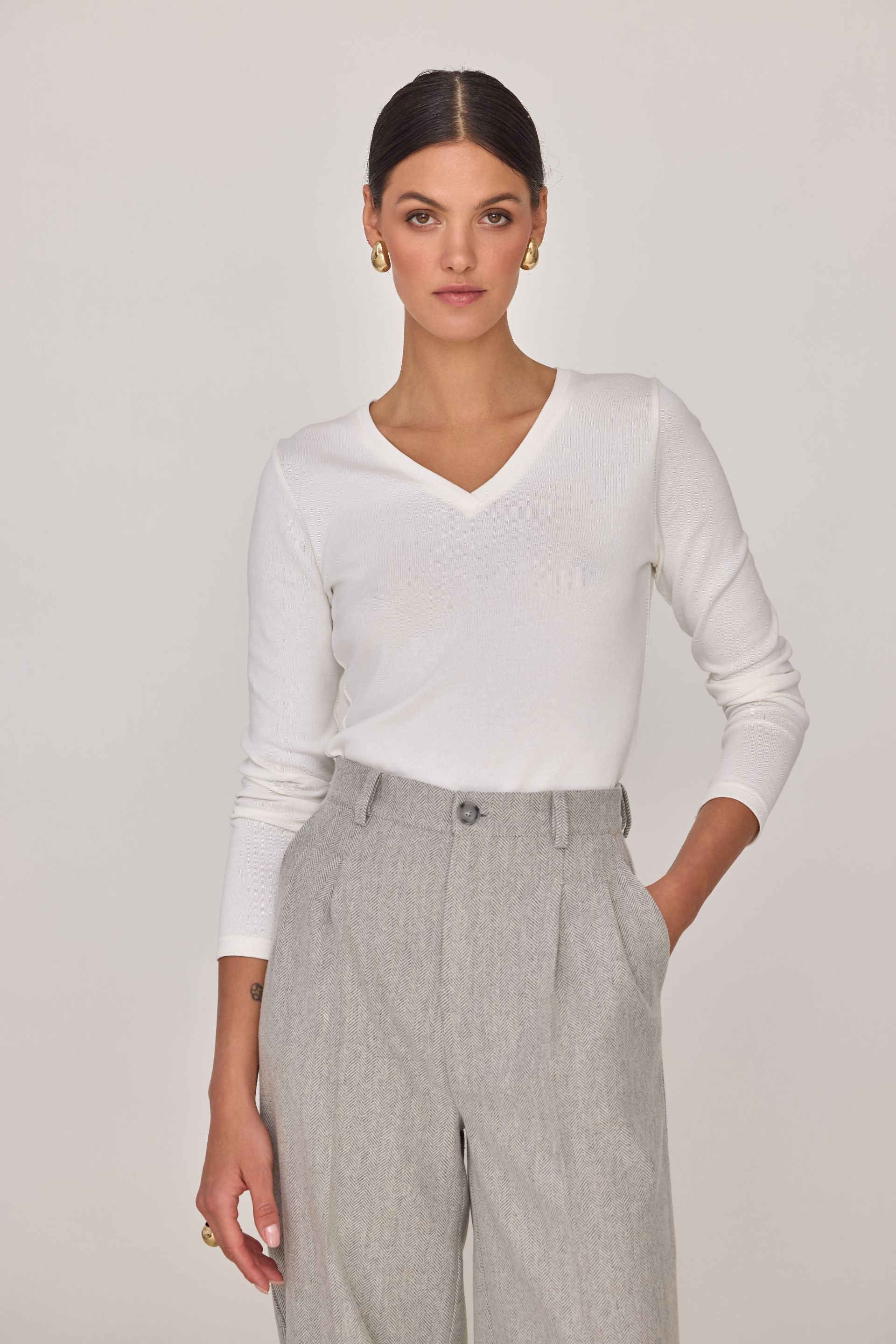 Wełniane spodnie z dodatkiem jedwabiu w jodełkę szare