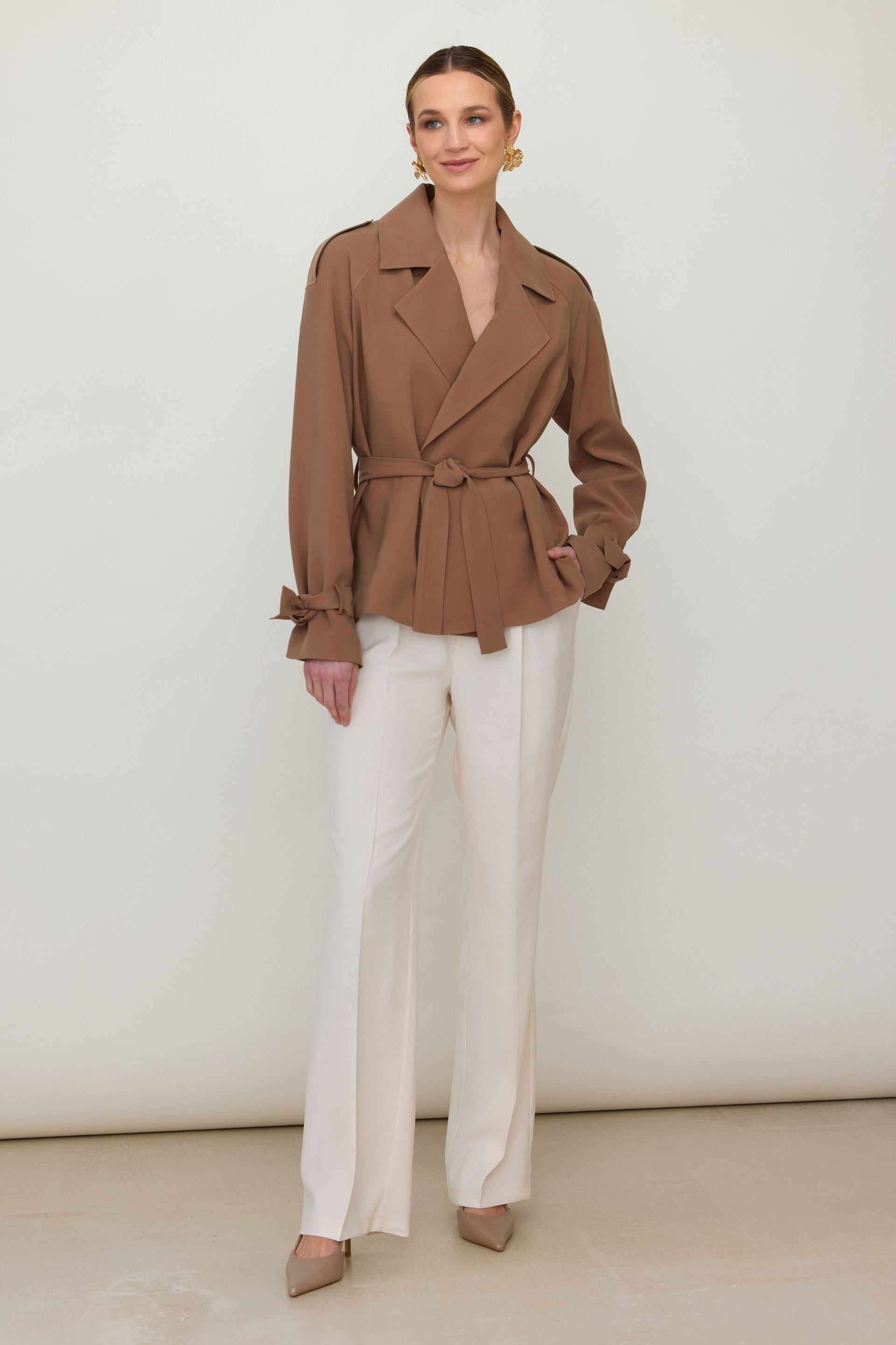 Elegancka narzutka wiązana cappucino