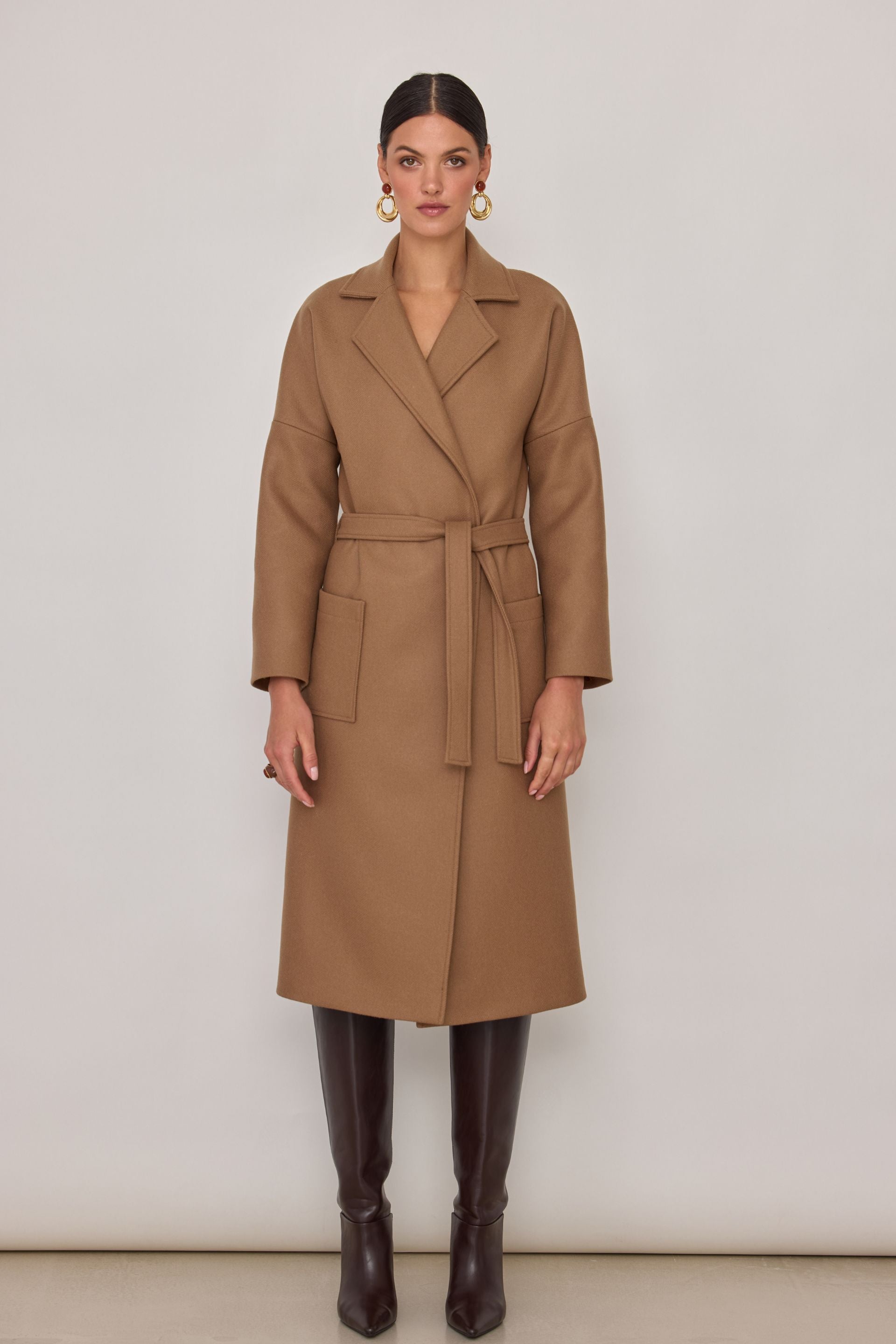 Wełniany płaszcz szlafrokowy karmelowy