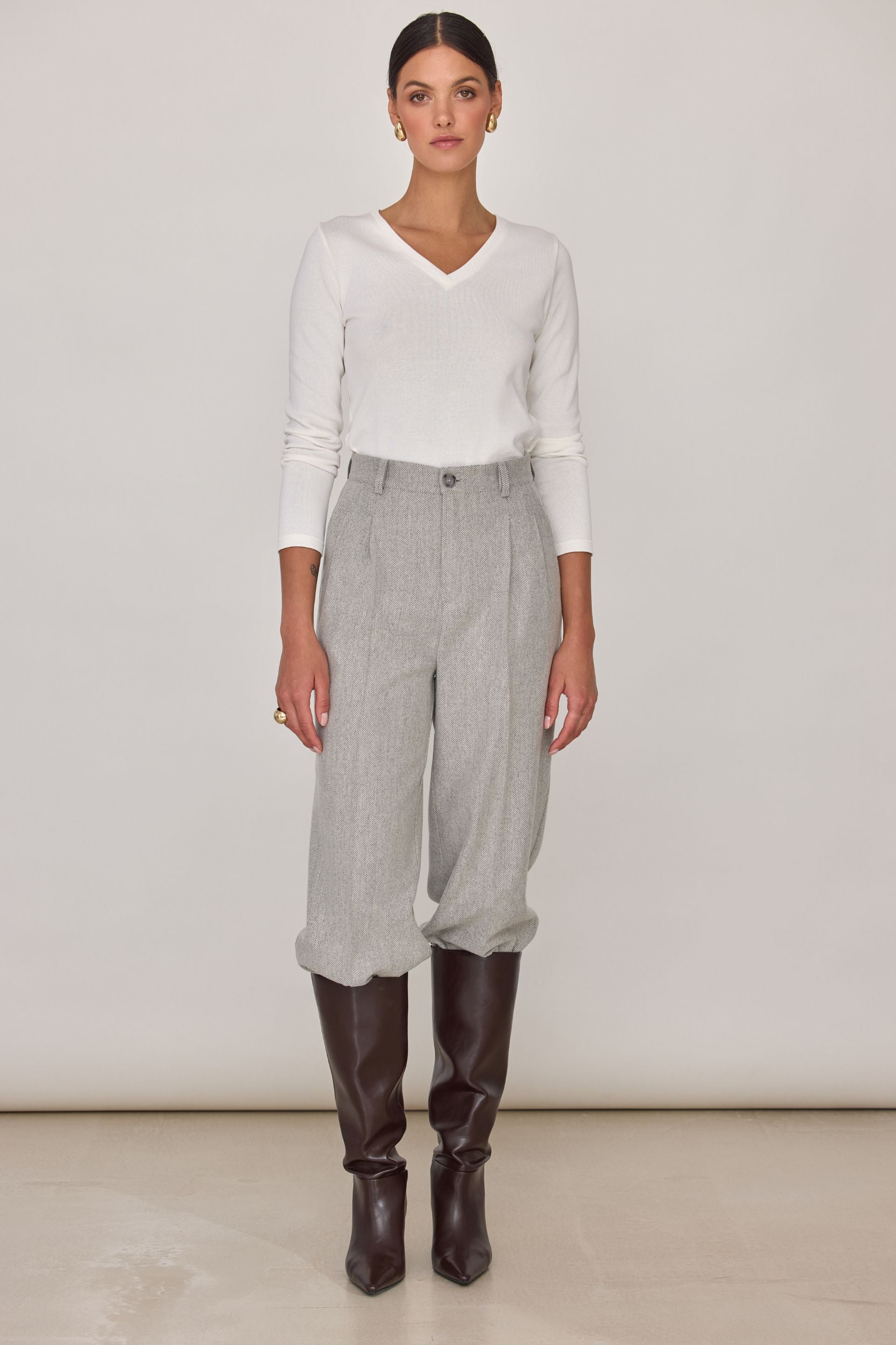 Wełniane spodnie z dodatkiem jedwabiu w jodełkę szare