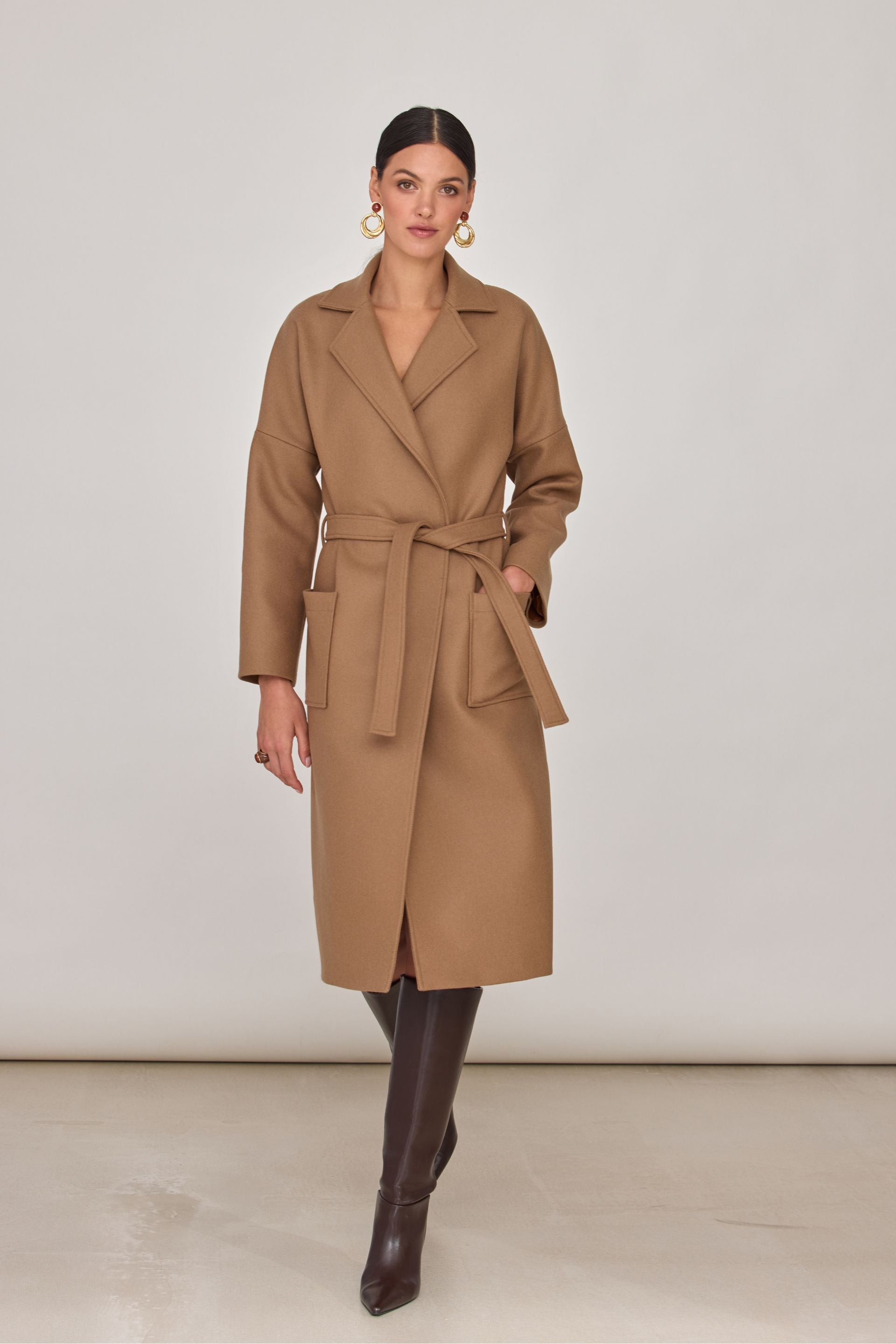 Wełniany płaszcz szlafrokowy karmelowy