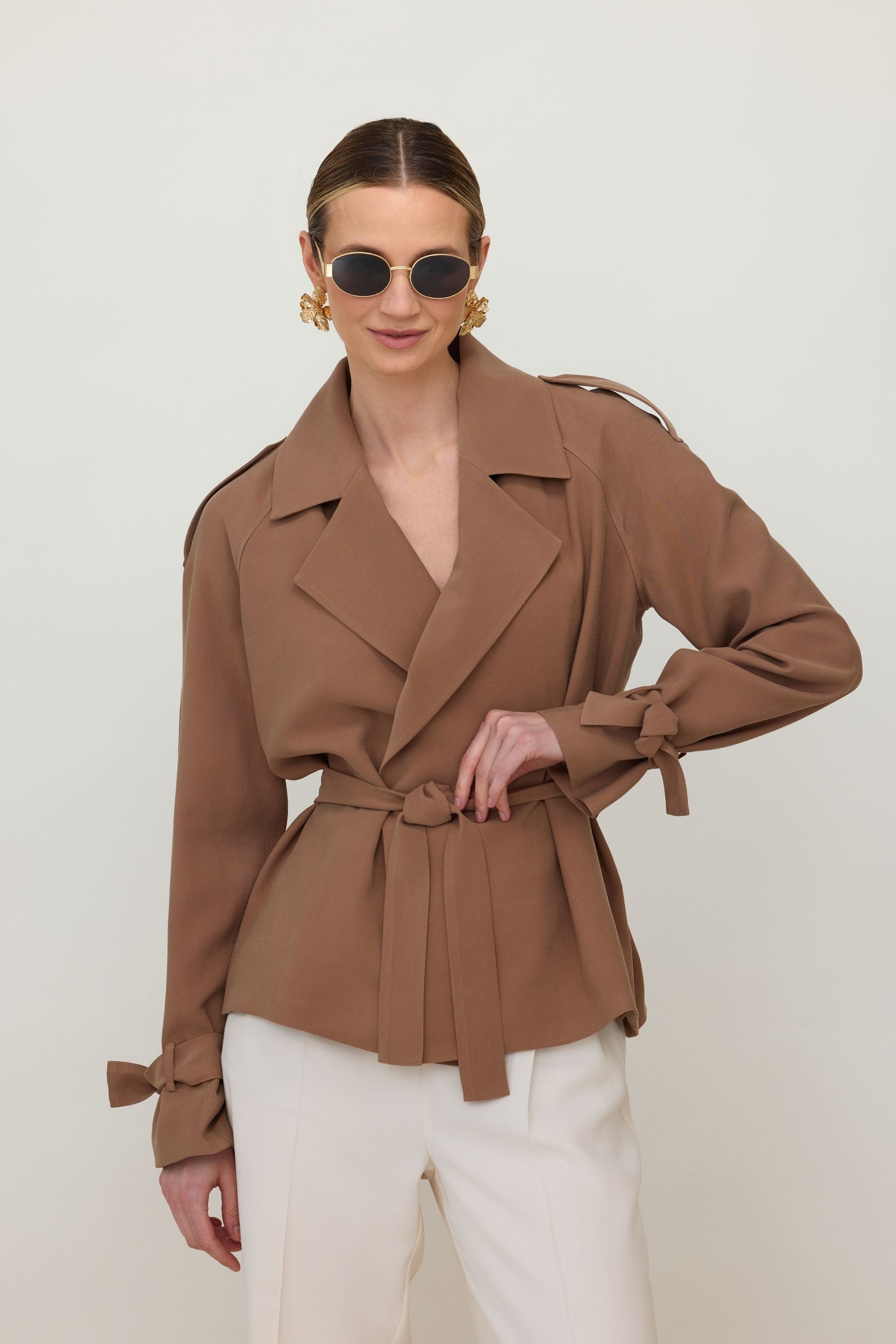 Elegancka narzutka wiązana cappucino