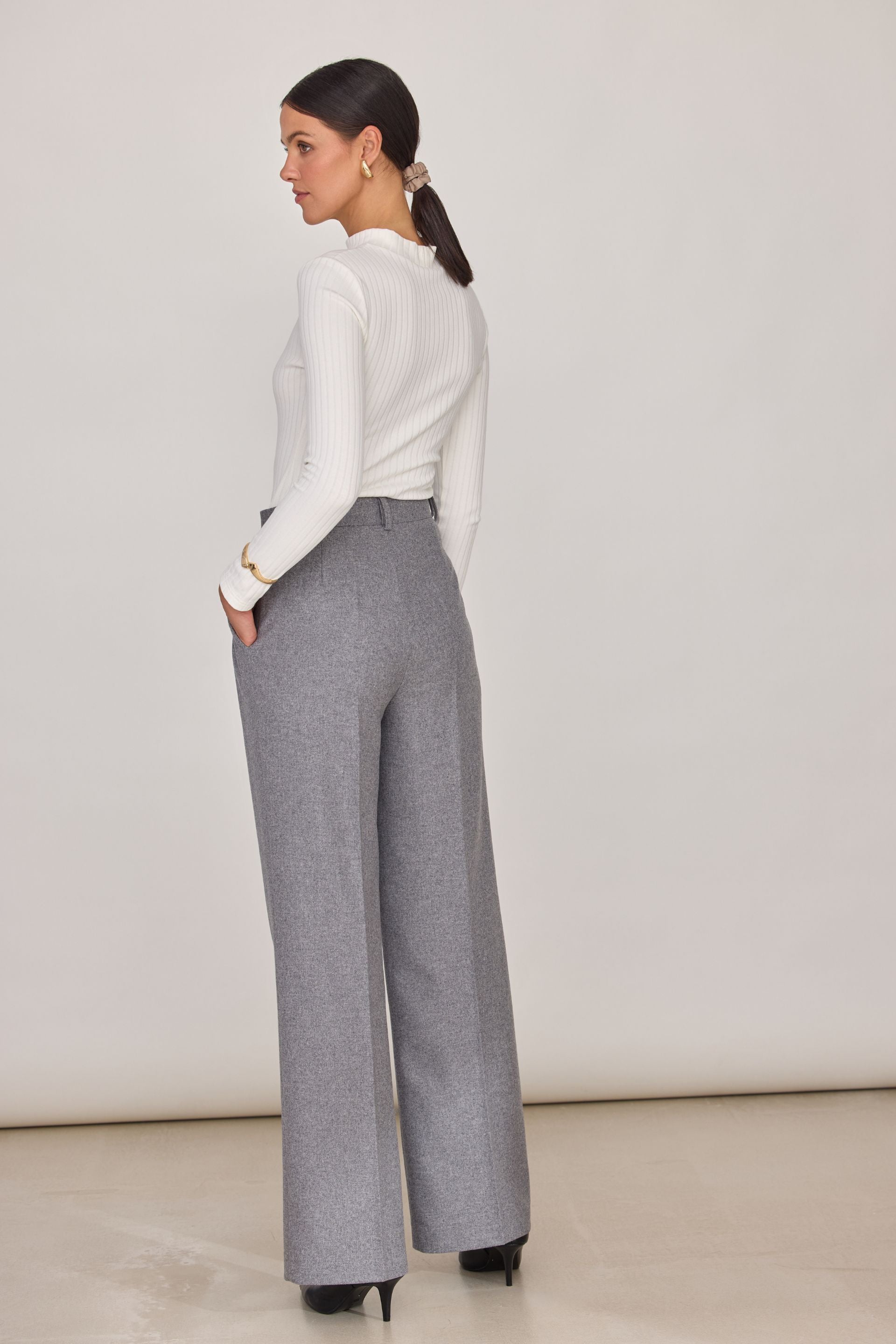 Wełniane spodnie z szerszą nogawką szare